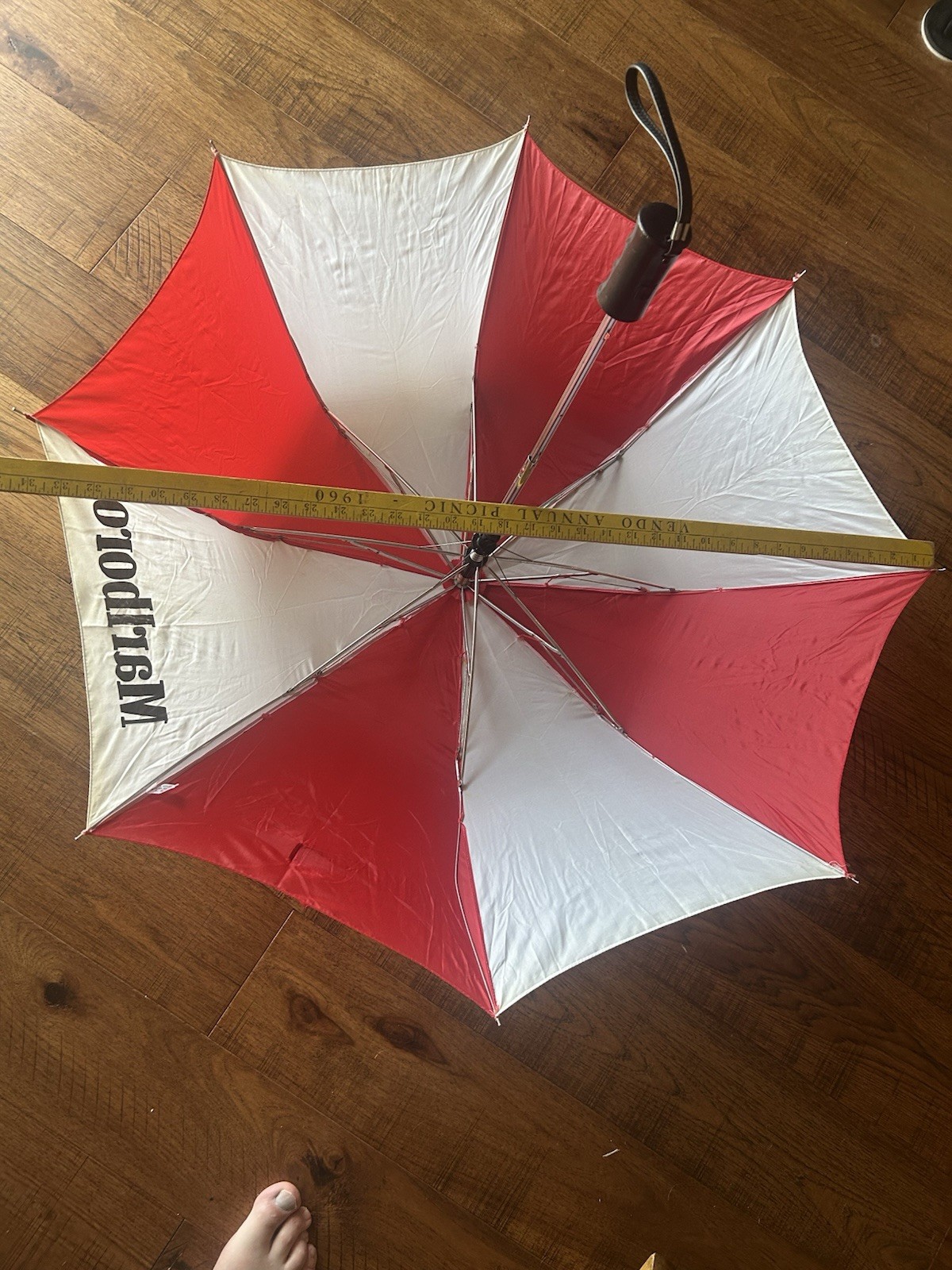VTG Marlboro Umbrella Push Button Large Red White 34” Diameter