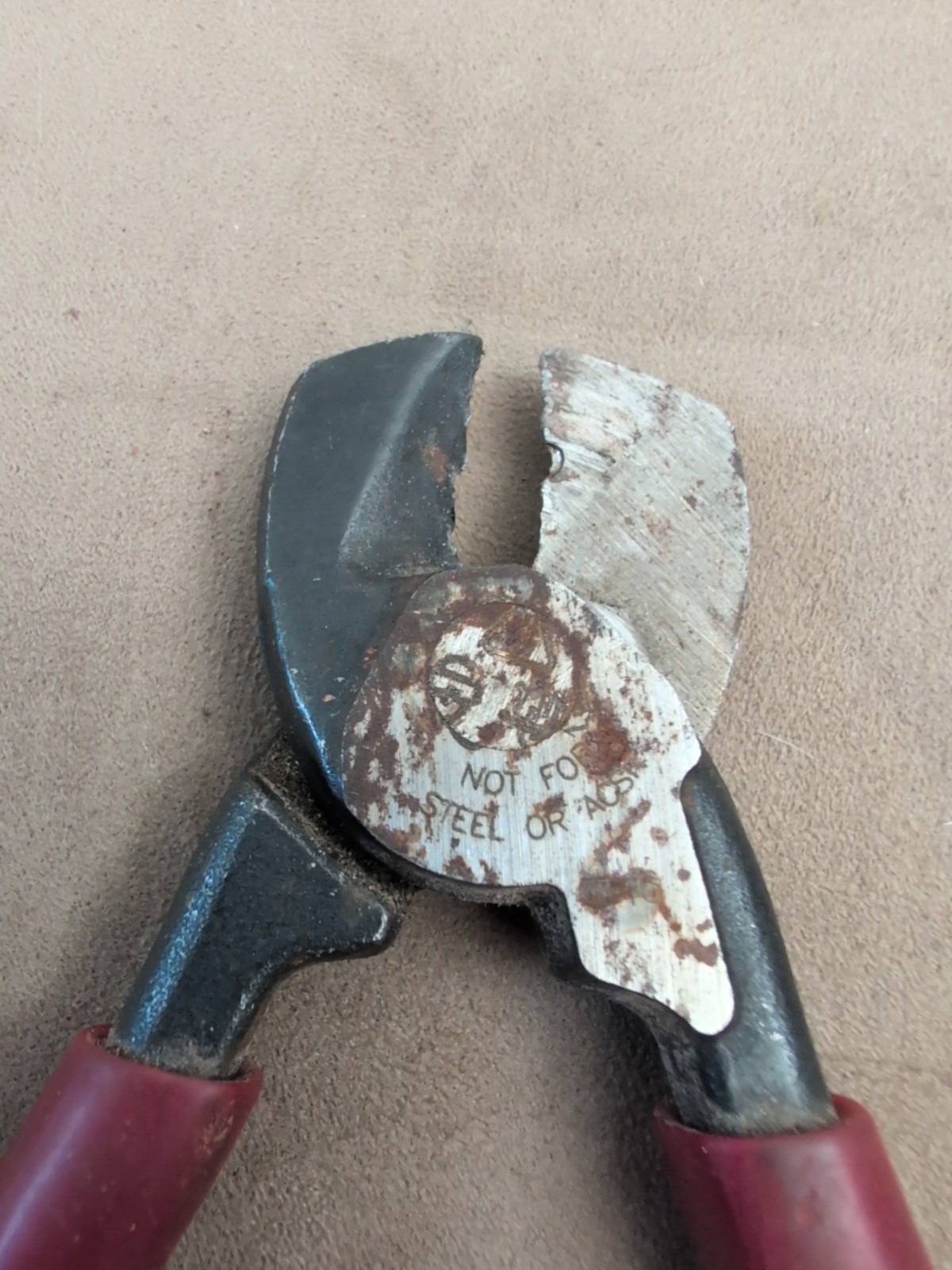 High-Leverage Compact Cable Cutter Klein Tools 63215