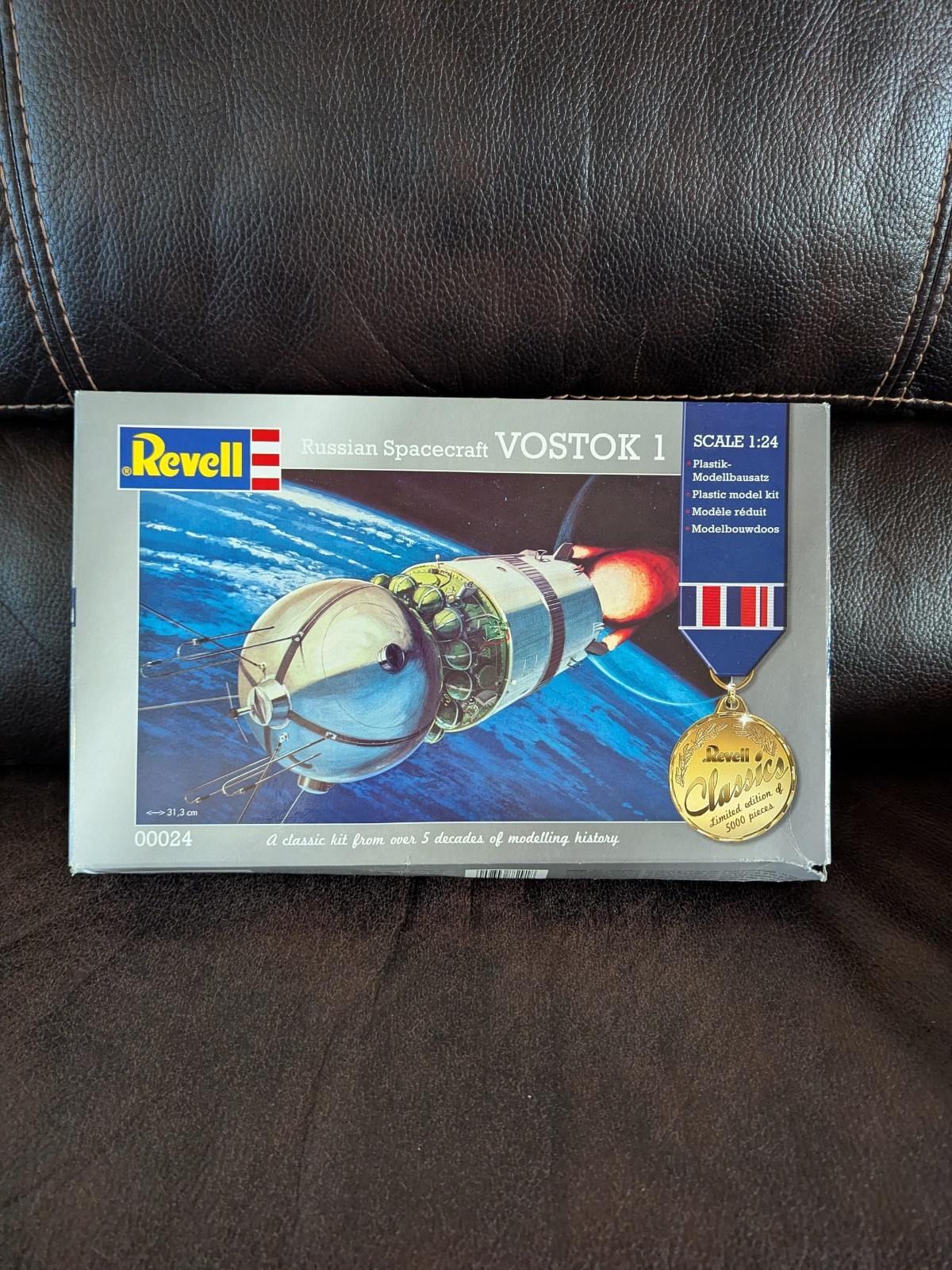 Revell 1-24 Vostok 1 Russian Spacecraft New *Damaged Box*