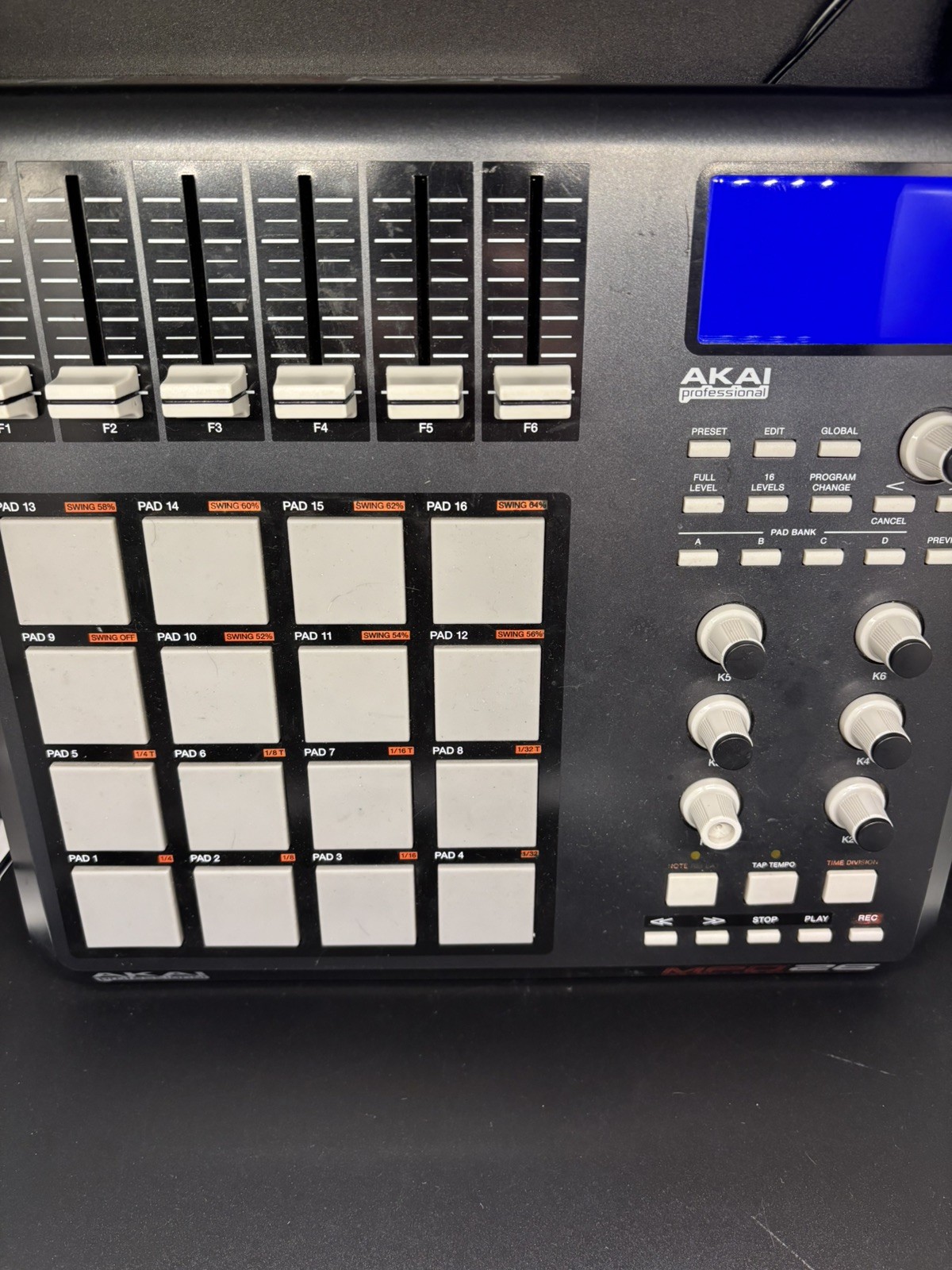 AKAI Professional MPD26 USB/MIDI Pad Control Unit - FOR PARTS/BROKEN DISPLAY!