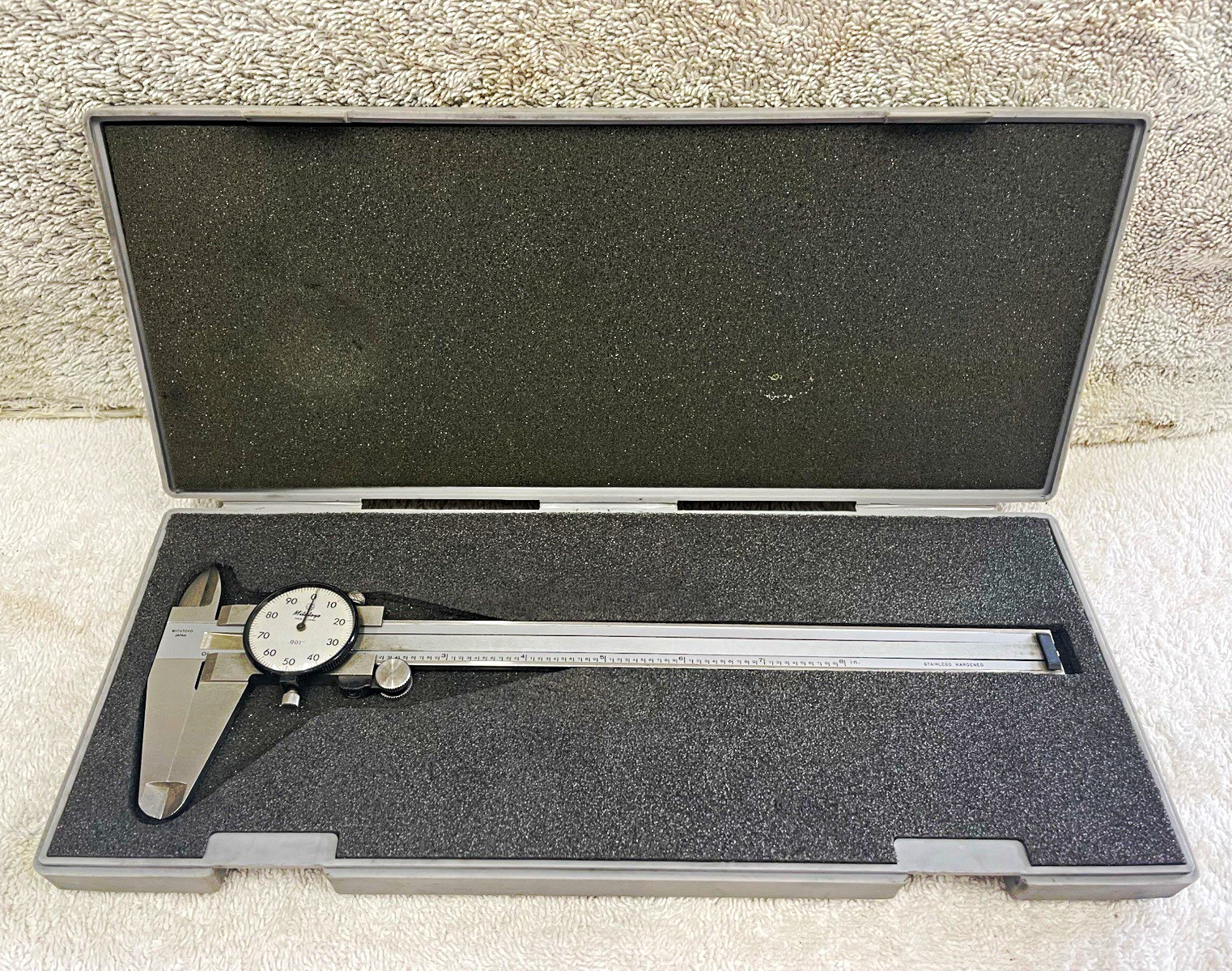 Mitutoyo Dial Caliper 0-8in, 0.001 in Grad, +/-0.001 in, White Dial, Case