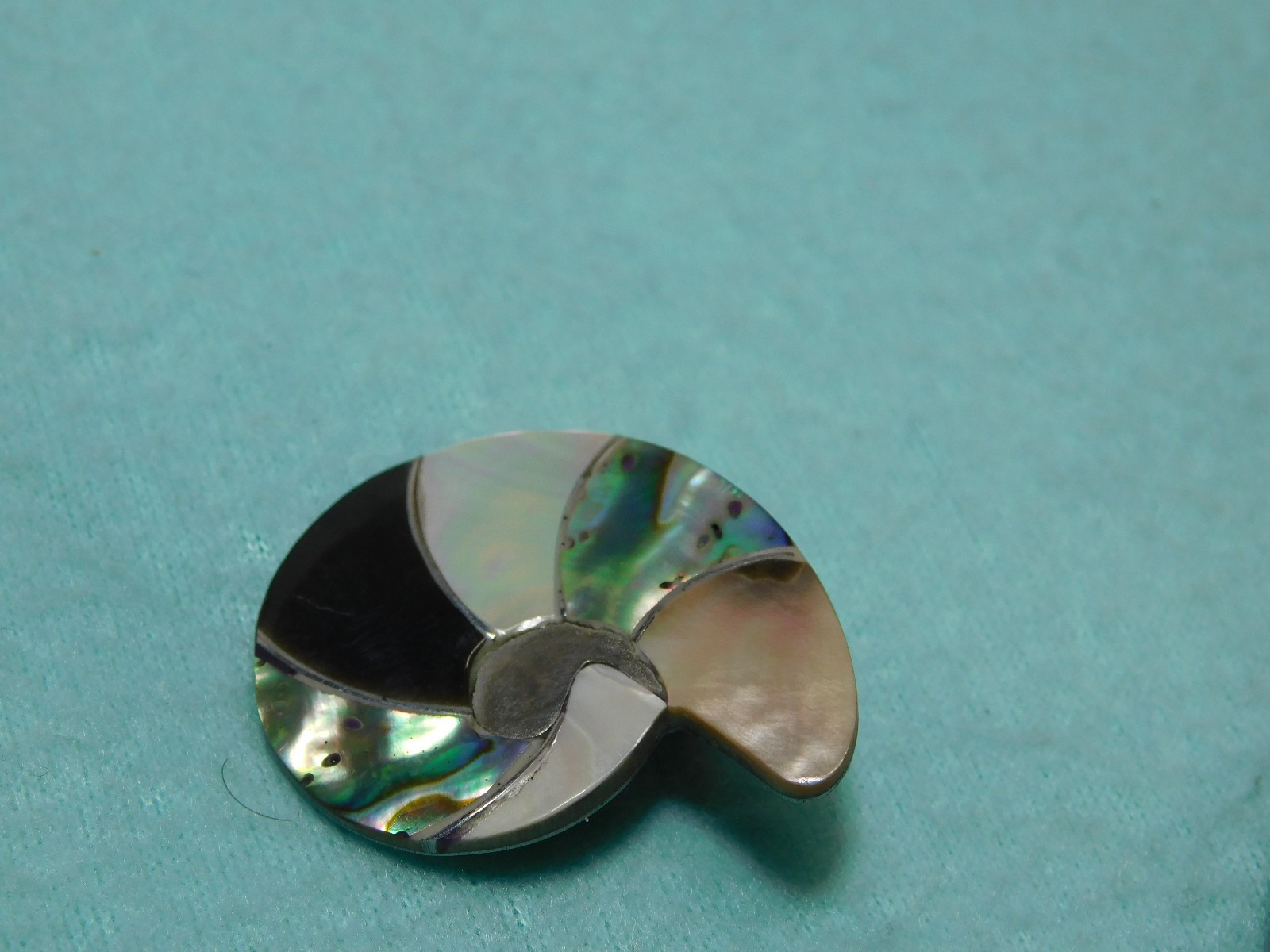 Vintage 1 1/4" Abalone Shell Over Metal Earrings In Good Condition