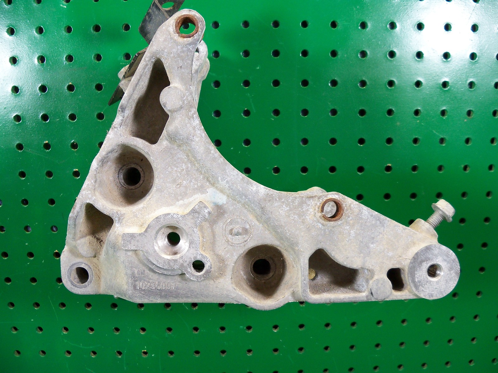 99 00 01 02 03 04 05 06 07 08 09 Silverado Express alternator bracket 10236997