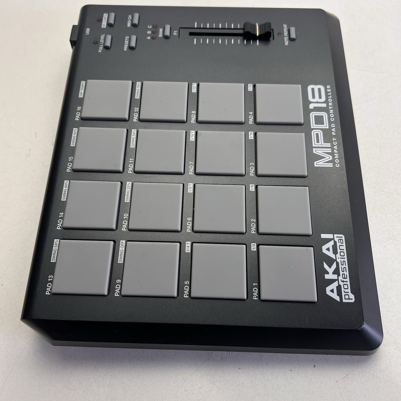 AKAI Professional MPD18 Compact USB MIDI Pad Controller With cable 16 Pads