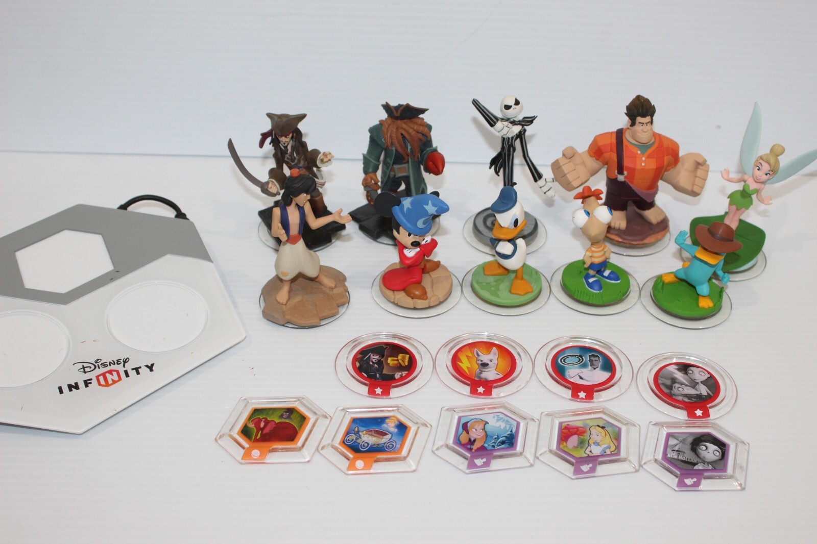 Disney Infinity Lot of 10 Figures plus 8 Power discs and base