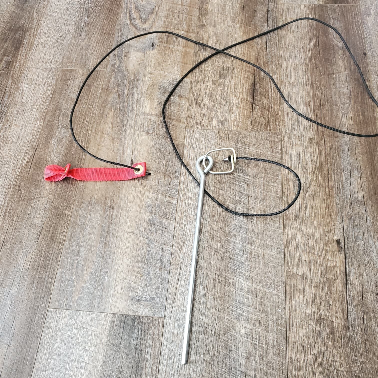 Nylon hitch on nylon cord with metal swivel & stake ~8' for gallo rooster
