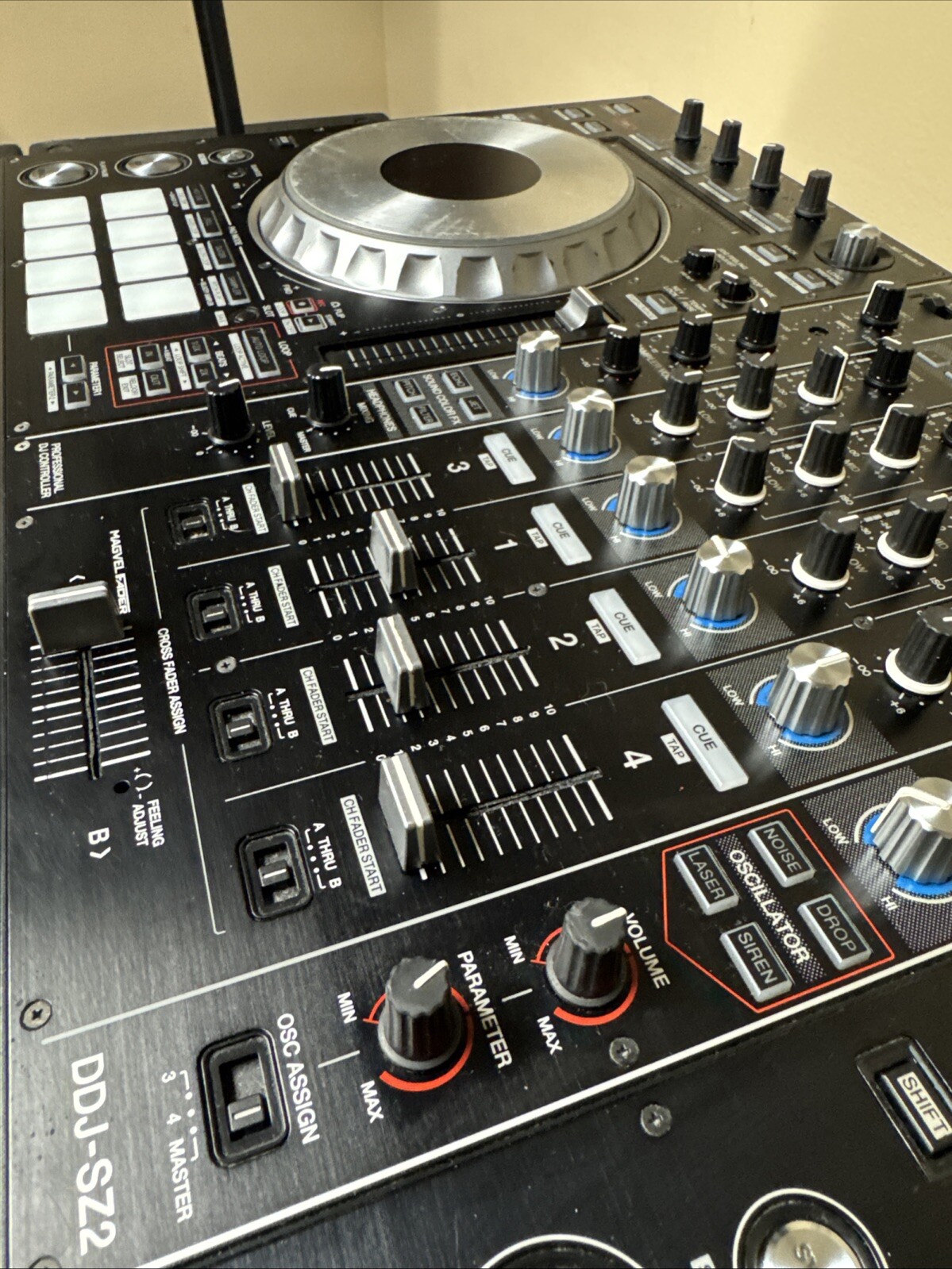 Serato dj controller DDJ- SZ2
