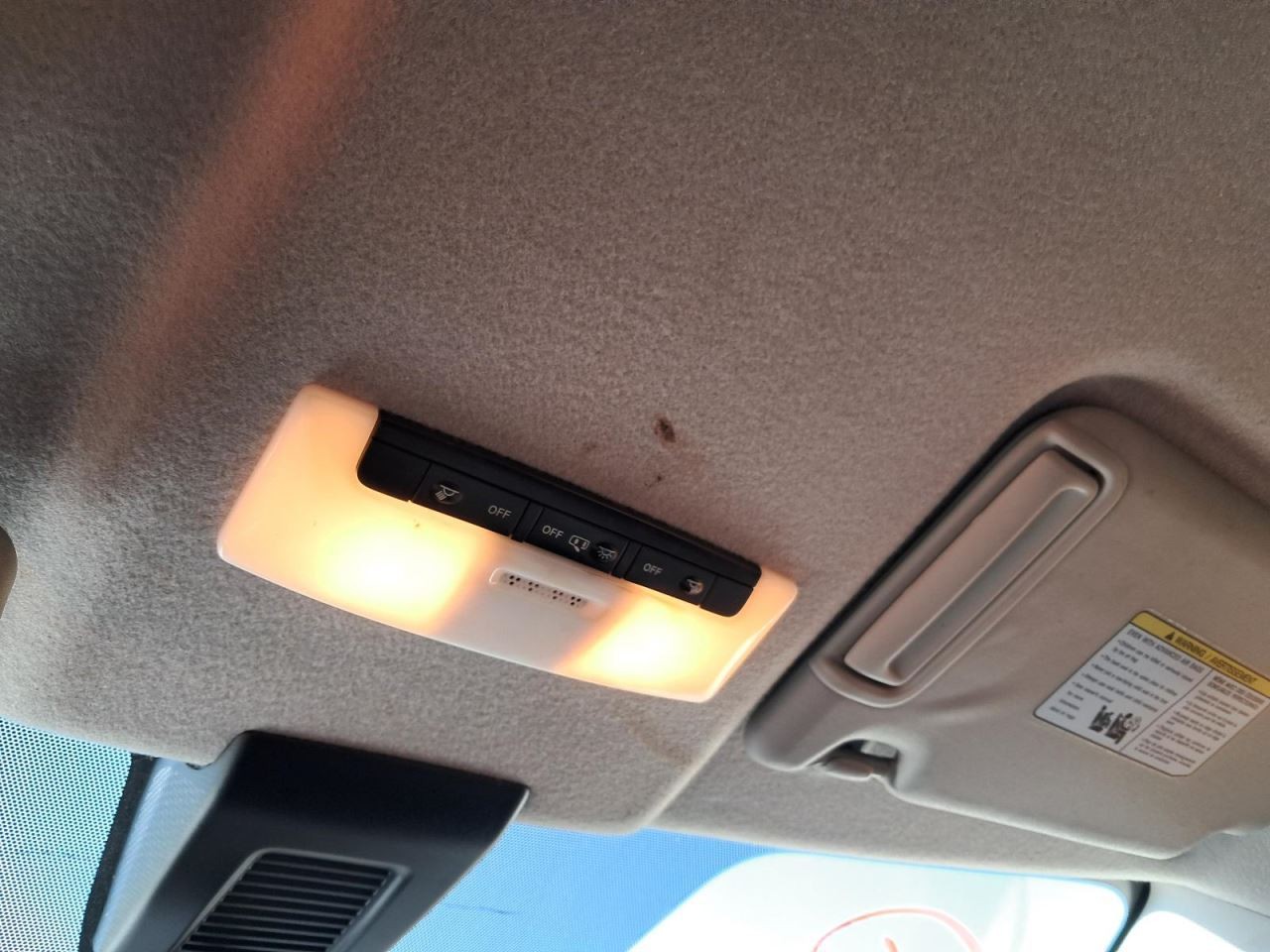 KICKS 2021 Glove Box 4786342