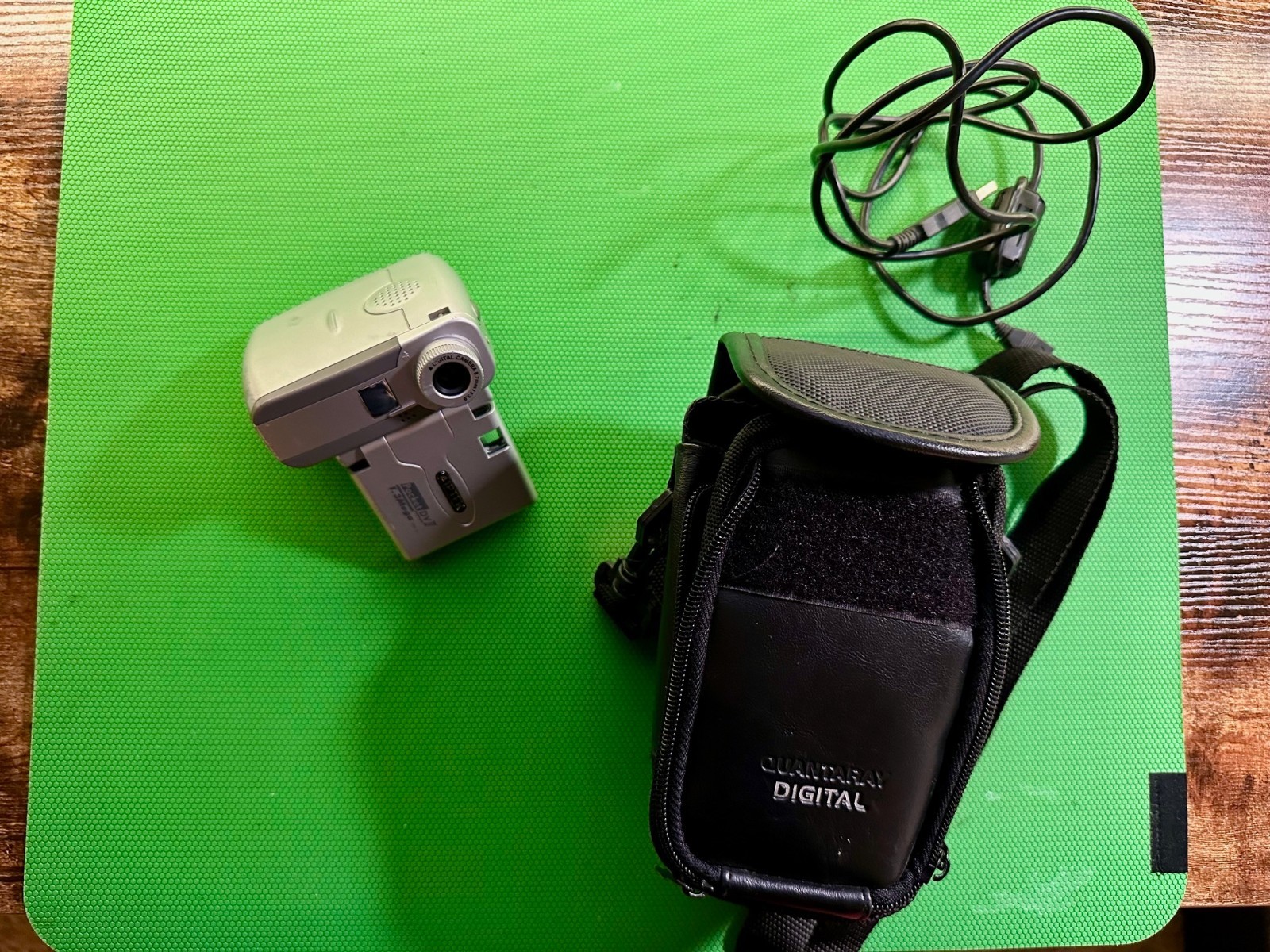 Pocket DV2 1.3MP VM-1L Digital Camcorder | AS-IS | Cables + Quantaray Bag