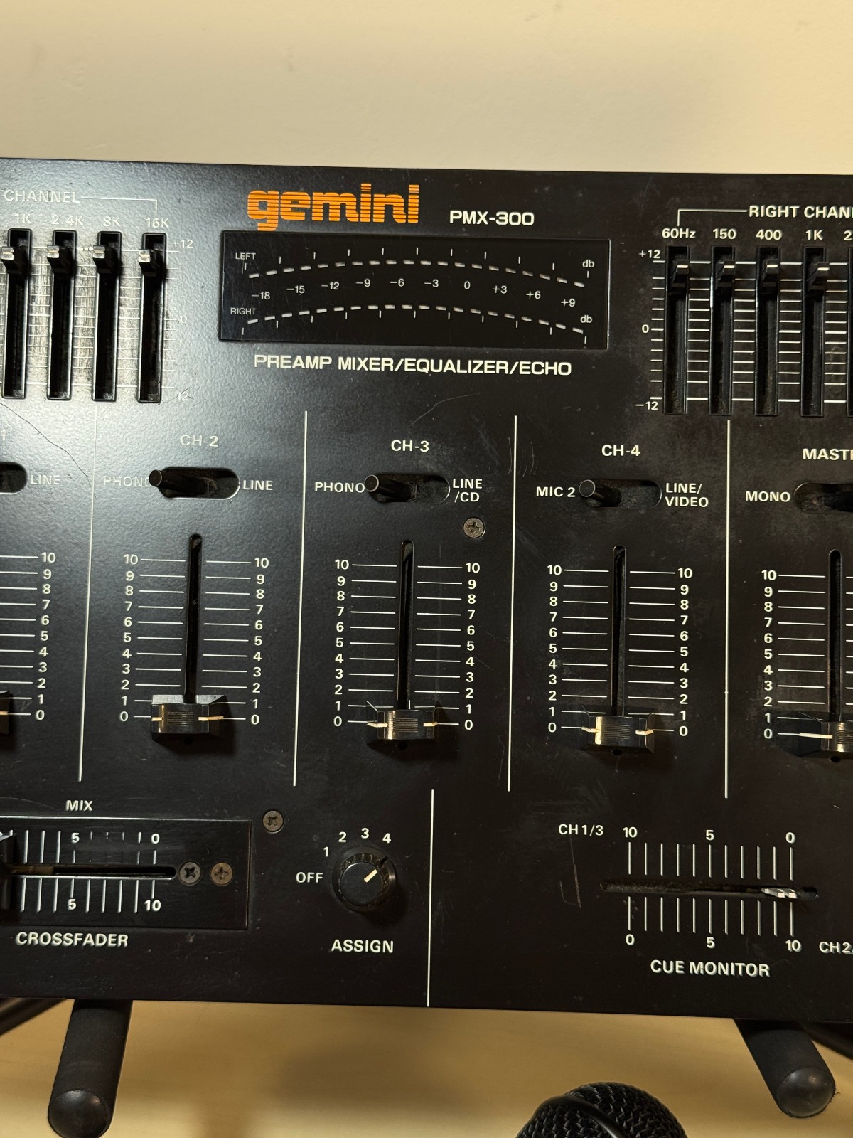 GEMINI PMX-300 - DJ Mixer - Phono Preamp - Equalizer - Echo - 4 Channel Analog