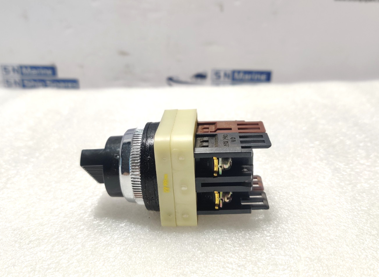 Fuji Electric AH30-P2 Command Selector Switch 250V6A AH30P2B11