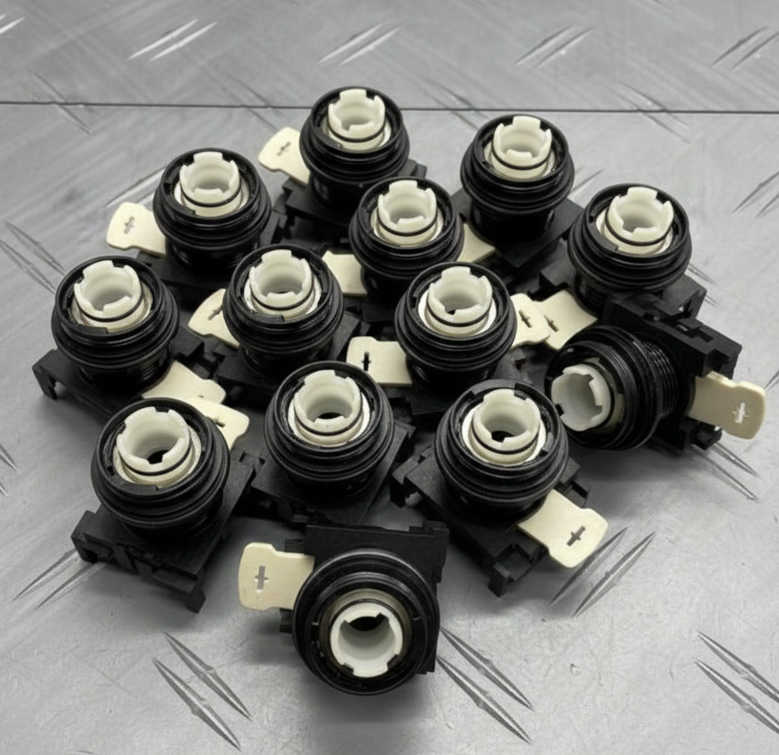 Eaton Cutler-Hammer E22XG1 2 Position Selector Switch No Knob (Lot of 13)