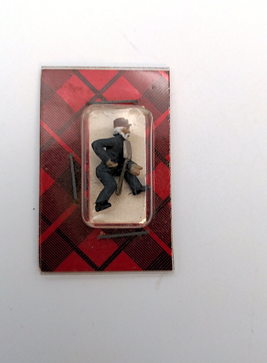 Campbell Scale Models 1262-135 HO Fireman 1890 Mini-Figure (with Shovel)