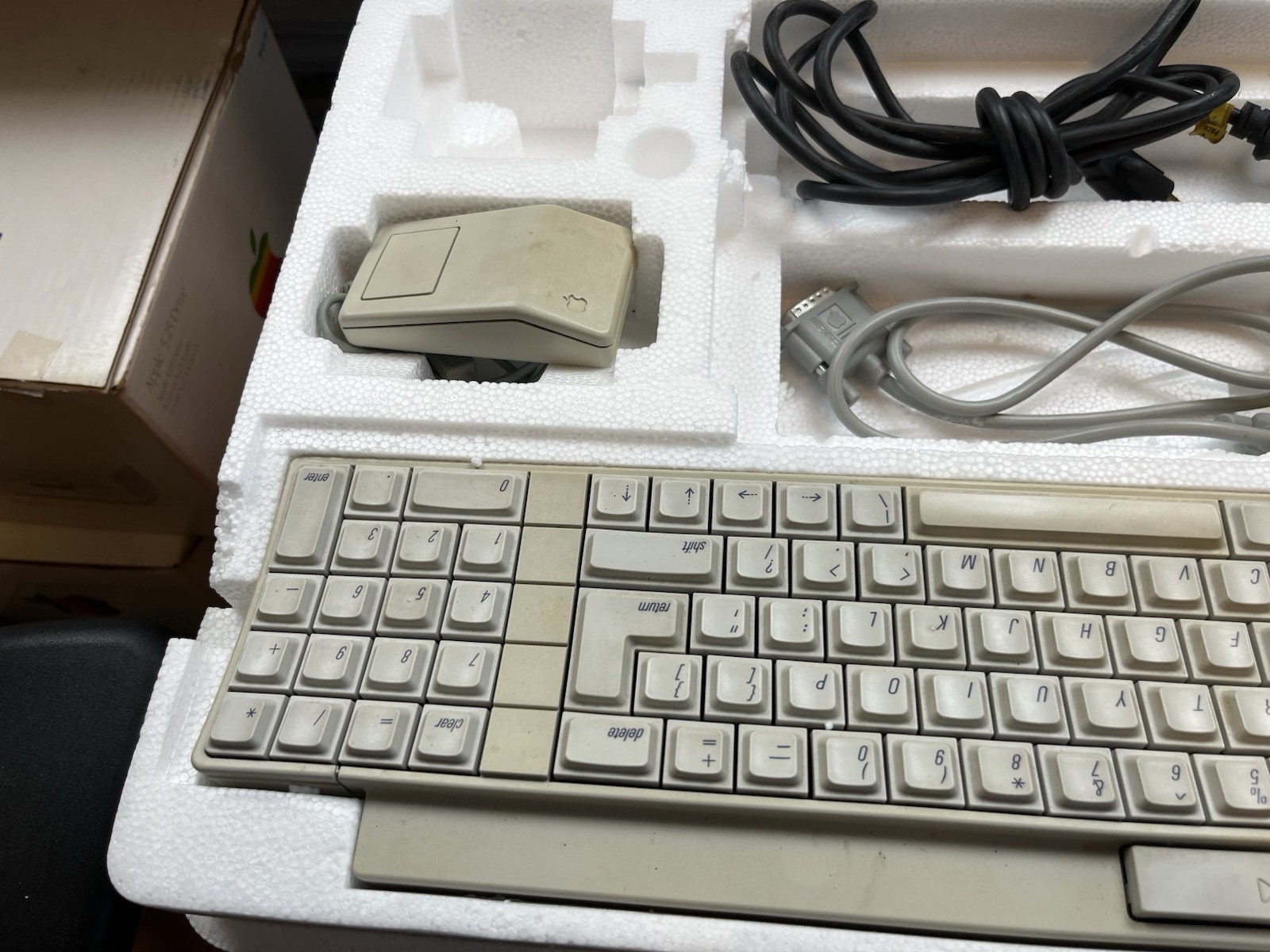 Apple IIGS A2S6000 Computer w/ Original Box, Keyboard, Mouse, Cable Book Works