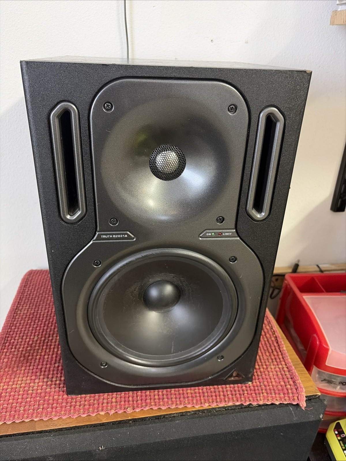 Behringer TRUTH B2031A High-Resolution Active 2-Way Reference Studio Monitor (Si