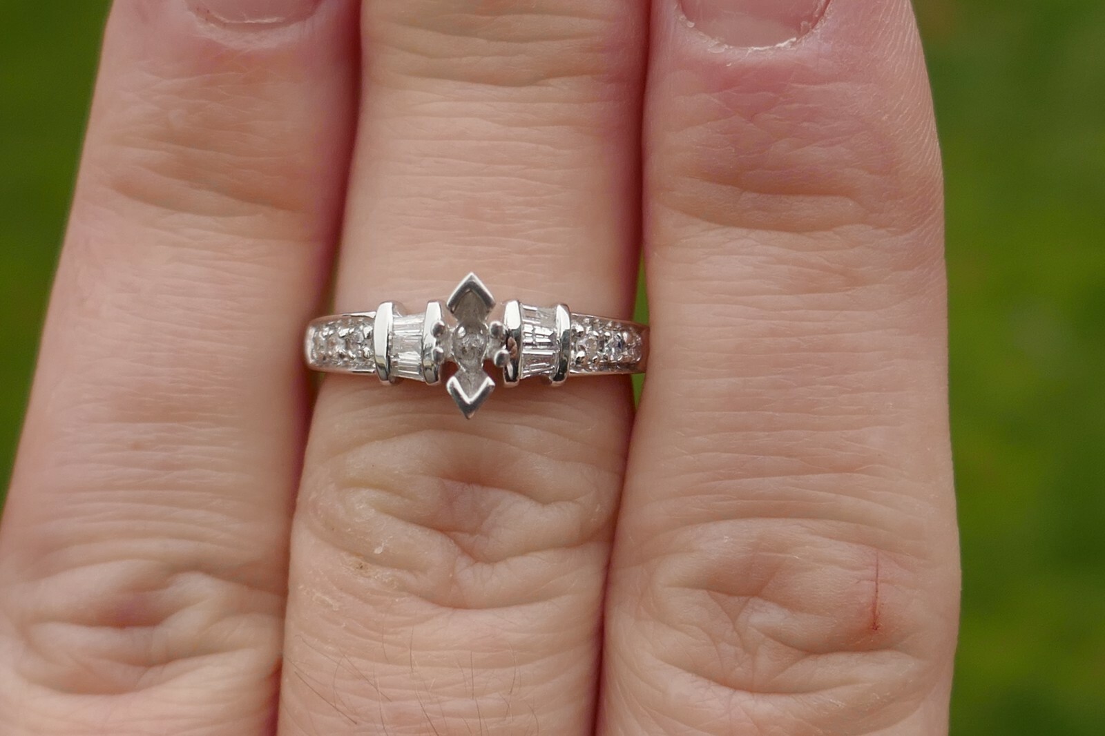 Gorgeous Platinum & Diamond Setting - Size 6.75 / 4.6 Grams