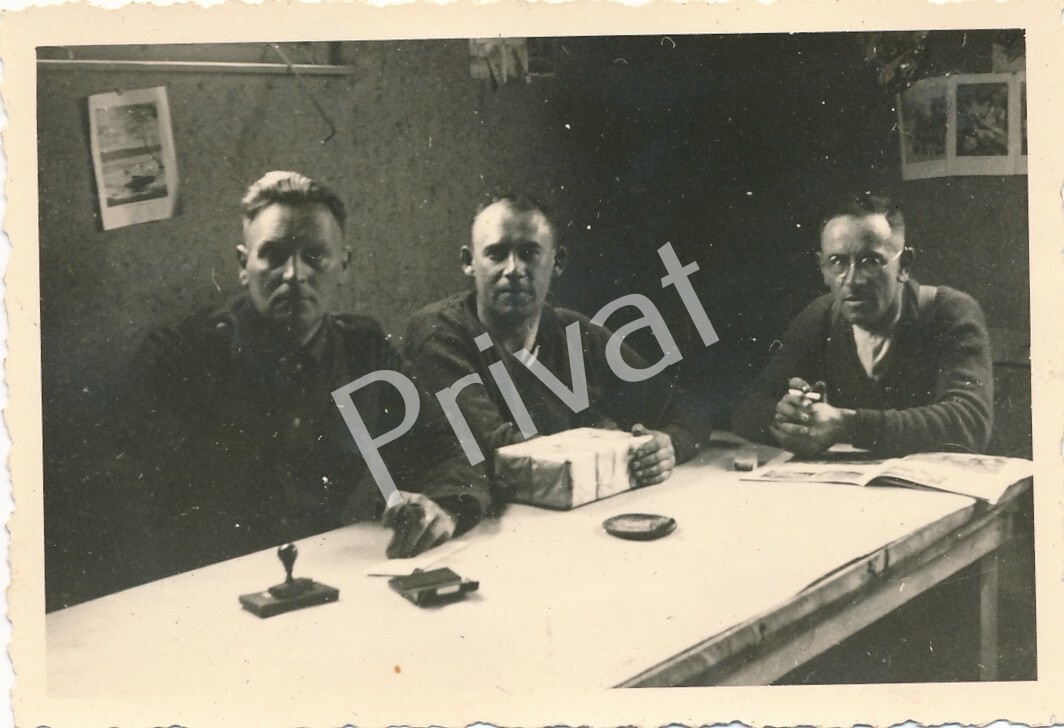 Photo WW II Wehrmacht Soldiers Leisure Room Comrades L1.86
