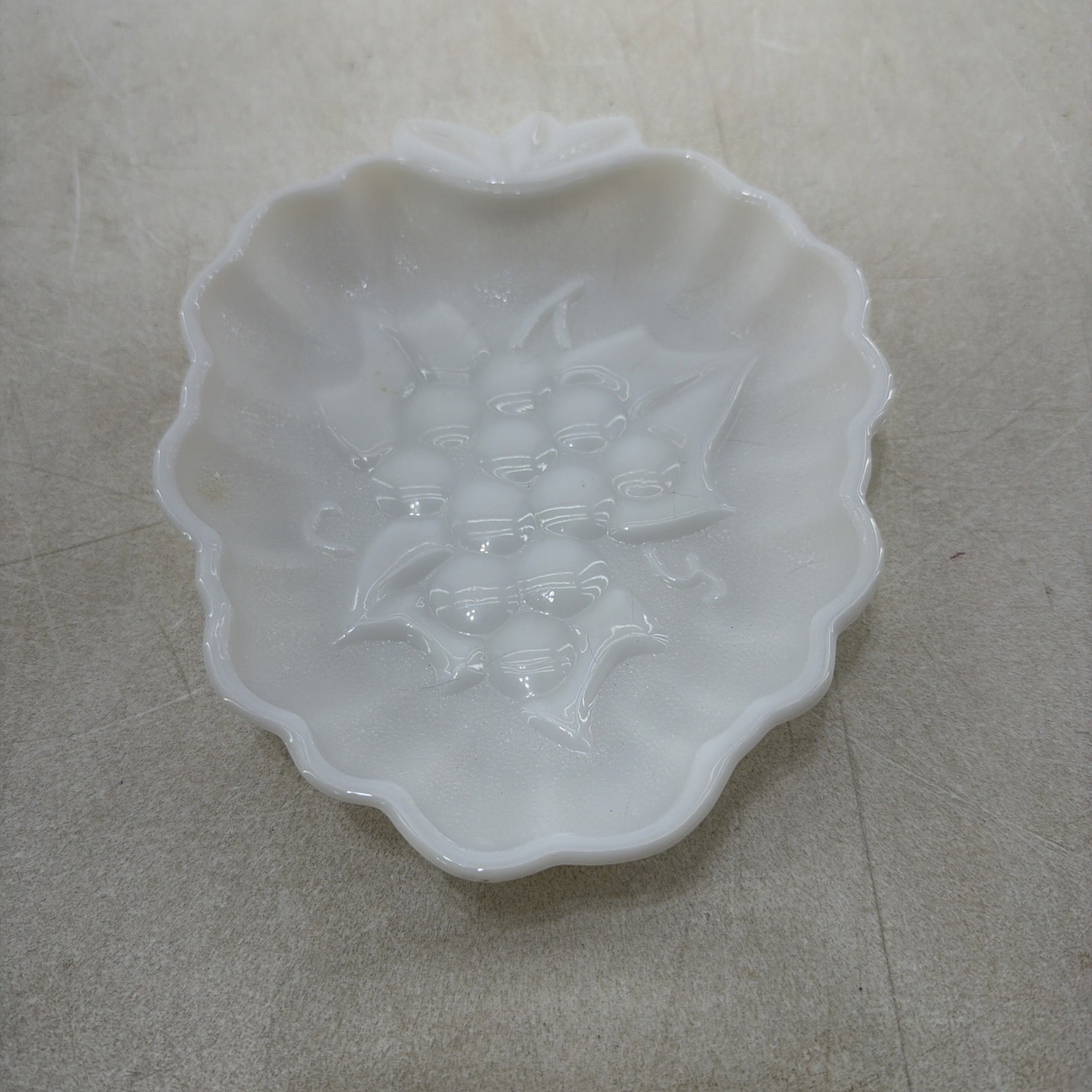 VTG HAZEL ATLAS WHITE MILK GLASS FIGURAL GRAPE DESIGN DISH FOR CANDY NUTS EUC