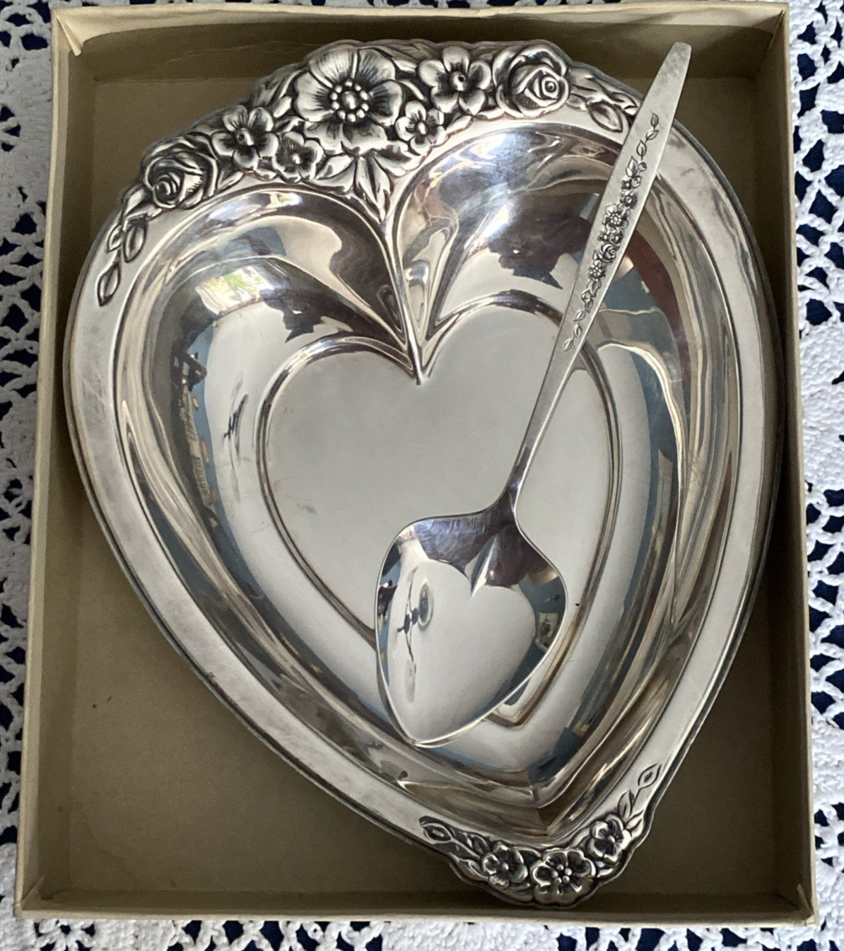 VNG MCM International DeepSilver Laurel Mist 2 piece Party Set/Serving Heart