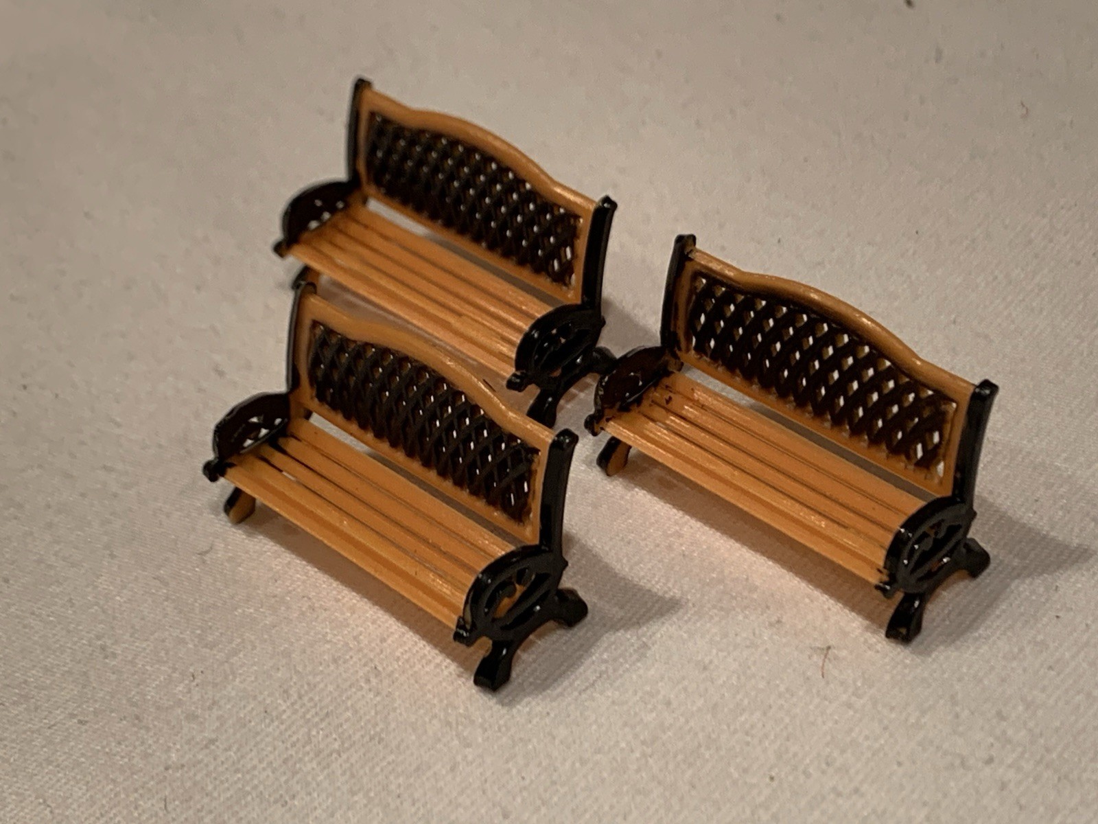 PARK BENCHES (LOT OF 3) O SCALE LIONEL MTH PASSENGER STATION CITY SEATS CHAIRS