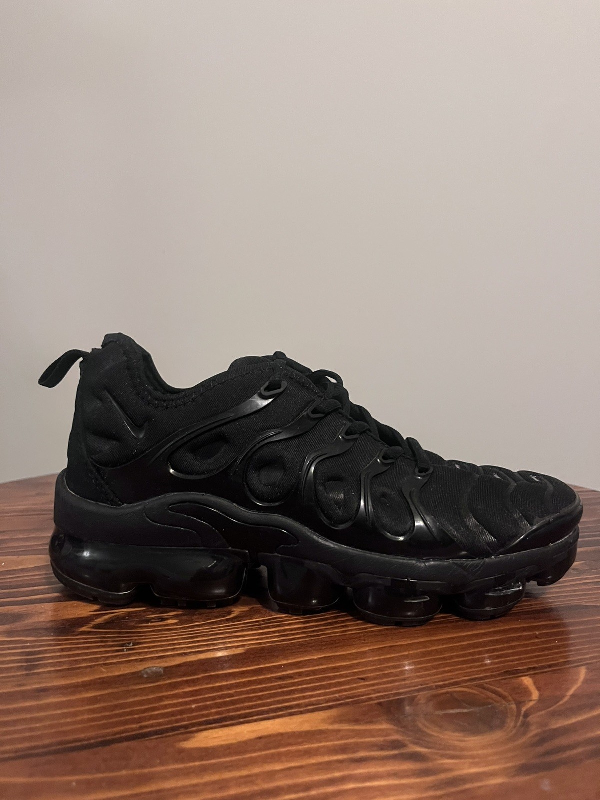 Nike Air VaporMax Plus Black Athletic Shoes 924453-001 Men size 7 Women Size 8.5