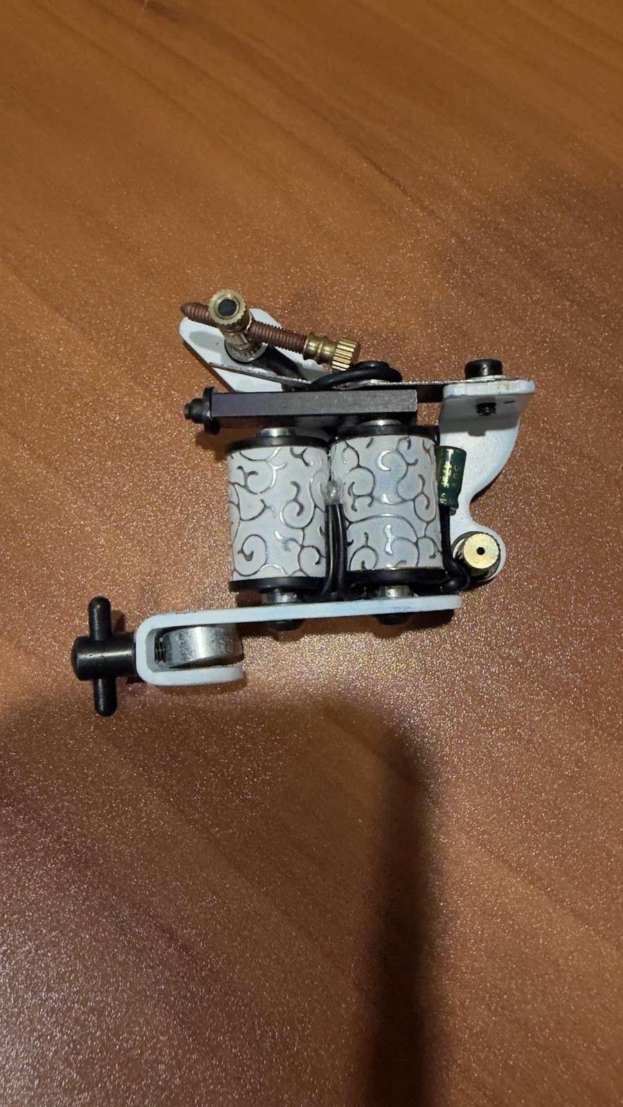 Dragonhawk coil tattoo machine featuring a distinctive skull design