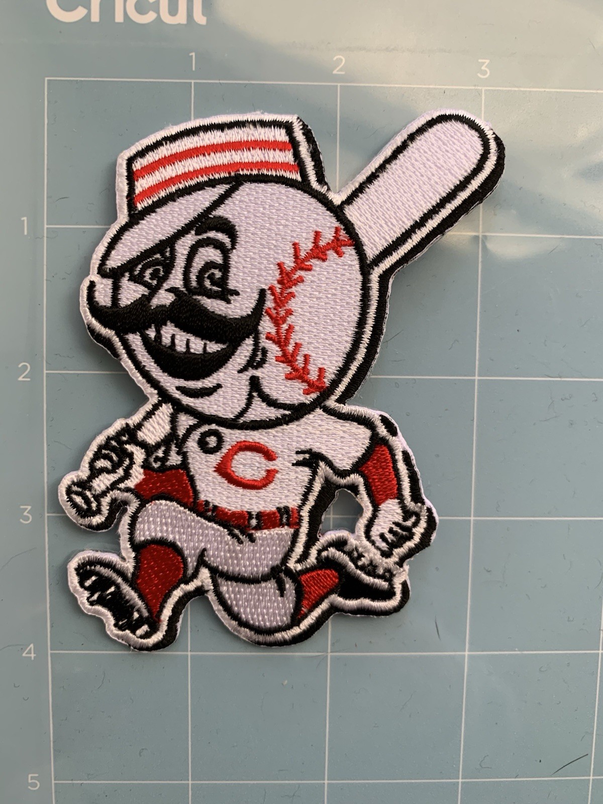 CINCINNATI REDS MASCOT EMBROIDERED IRON ON PATCH—BRAND NEW!!