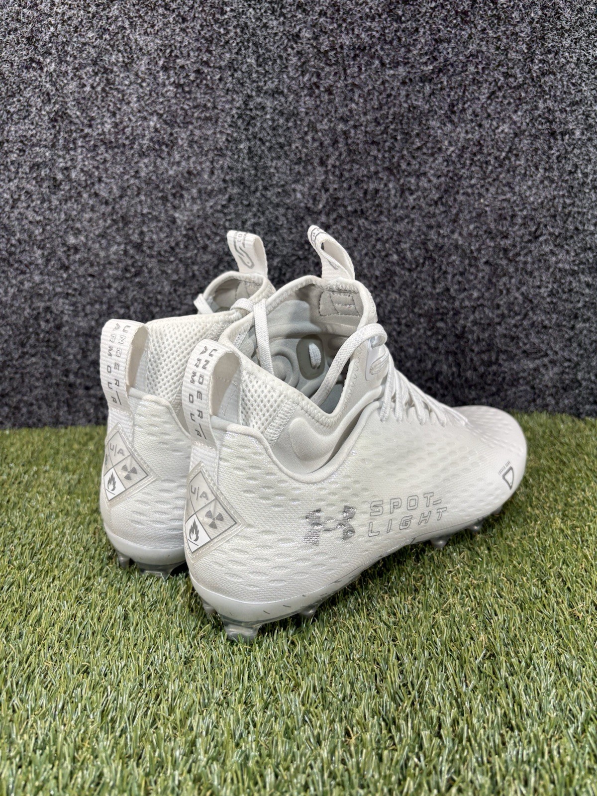 Under Armour Men's Size 11 US White Cleats Spotlight Lux MC 2.0 3025082-100