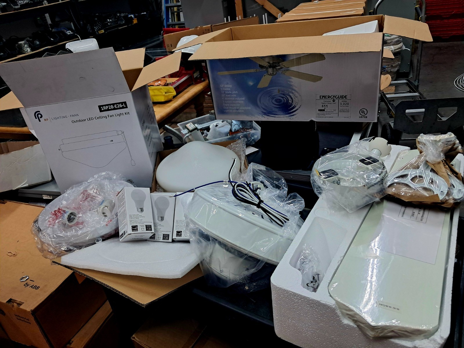 Ceiling Fan 52” + Lighting Kit RP MODEL 1052 White