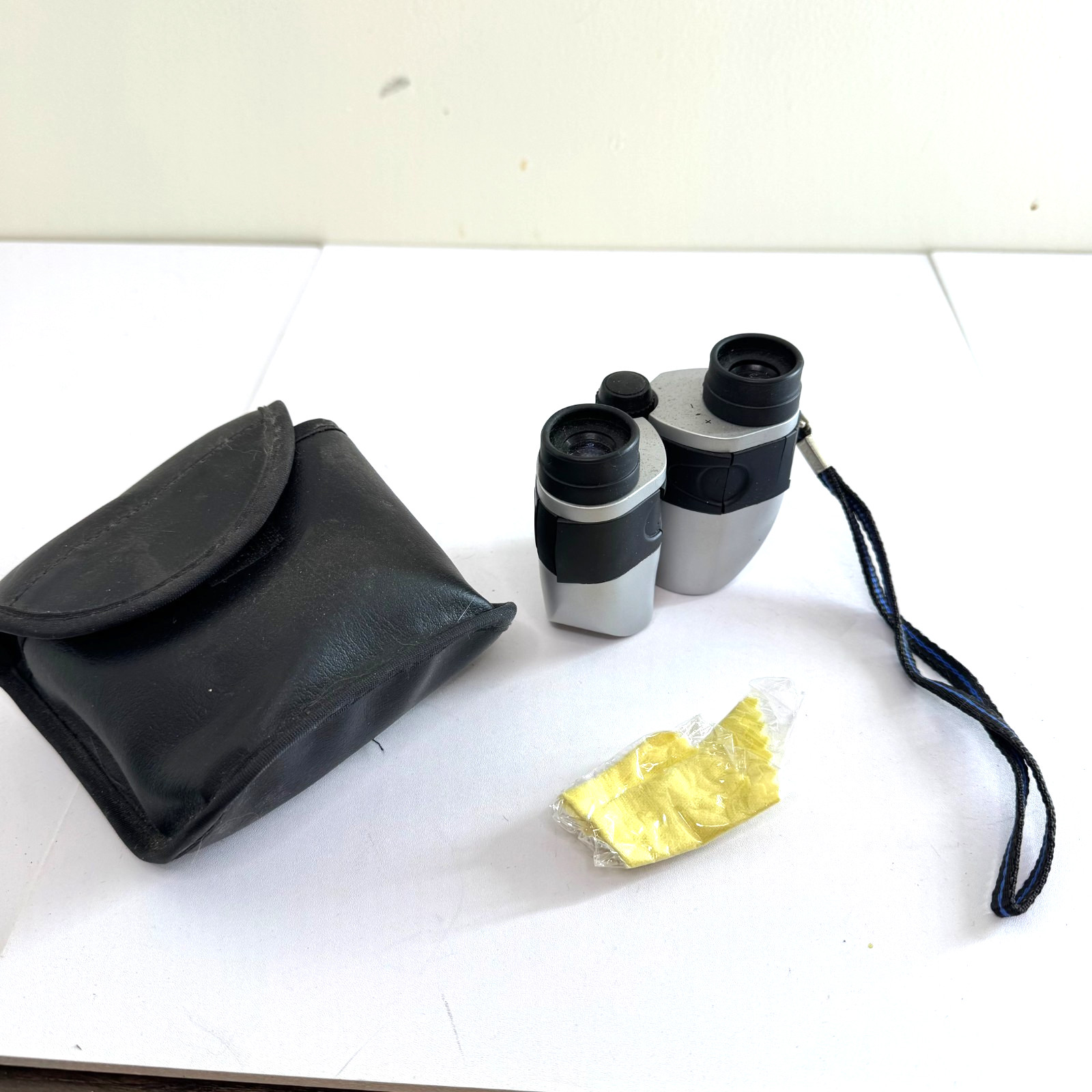 Trekker T-821-1 Compact Binoculars Includes Case & Cloth 30 Feet At 1000 Yards