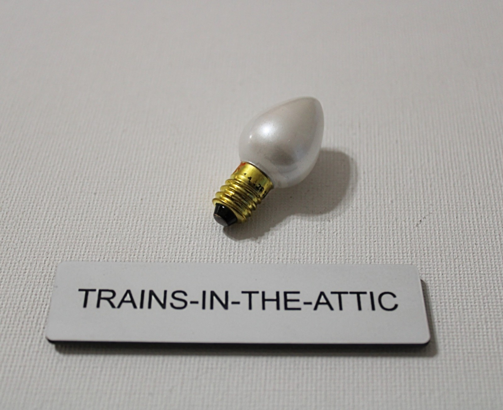 LIONEL BULB  1442 STREET LAMP 18 VOLT PEARL PEAR SHAPE SCREW BASE  NEW