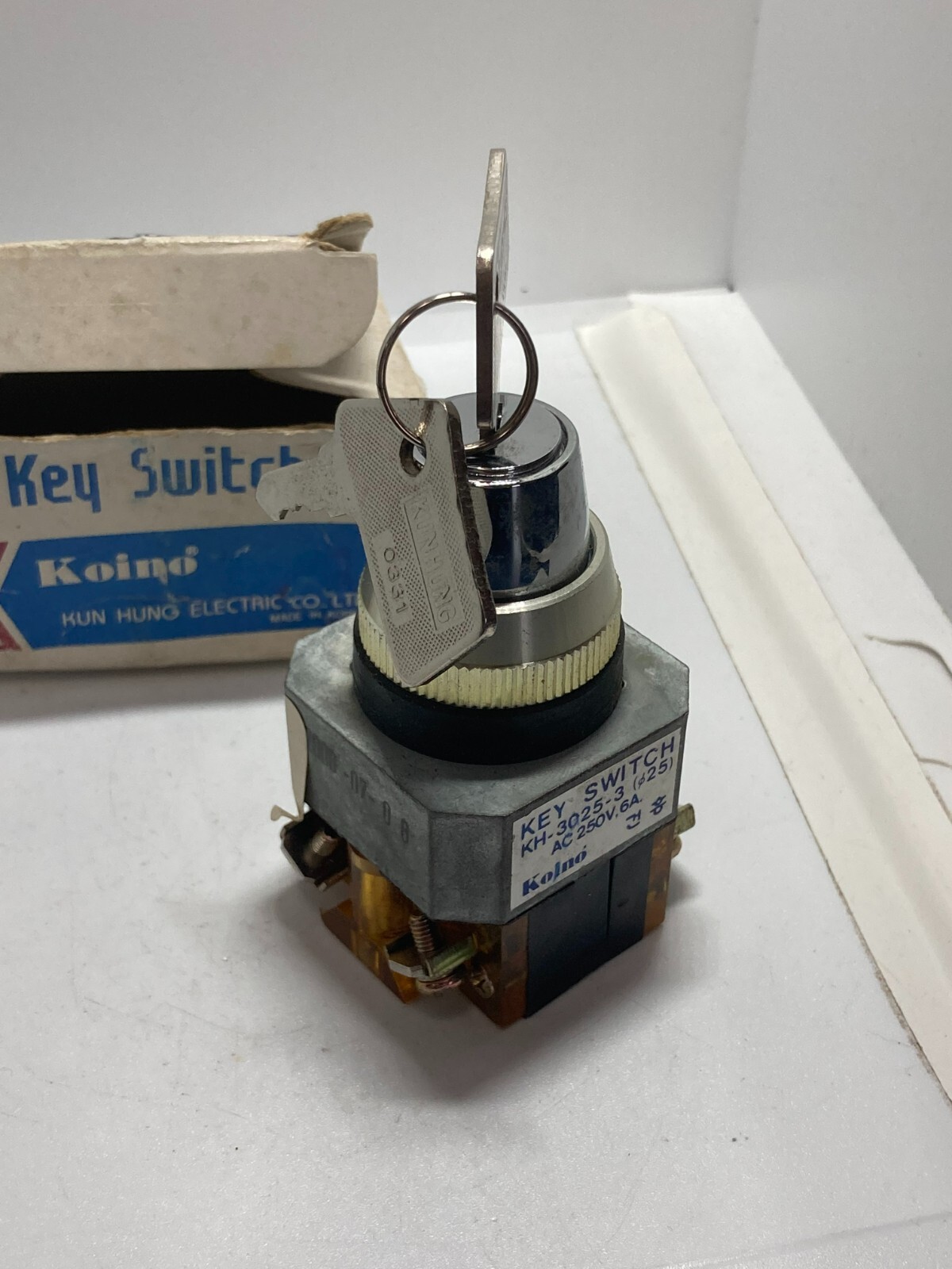 KOINO KH-3025-3 SELECTOR SWITCH KEYED 3-POSITION MAINTAINED 250VAC 6A NIB