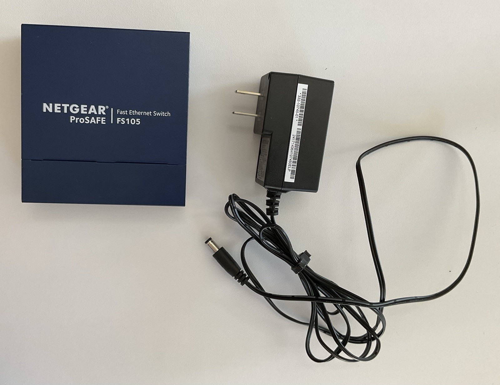 NETGEAR FS105 - 10  / 100 Mbps Fast Ethernet Network Switch w/AC Adapter