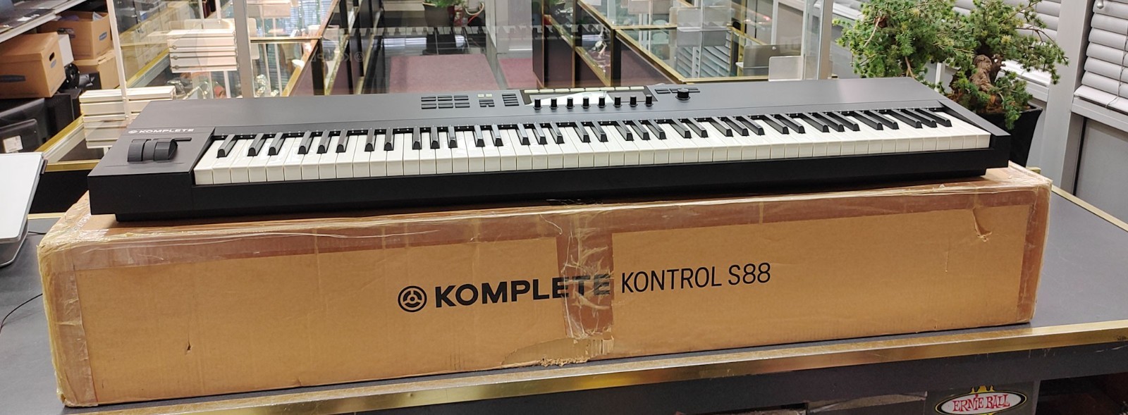 Native Instruments Komplete Kontrol S88 MK2 88-Key Weighted MIDI Controller