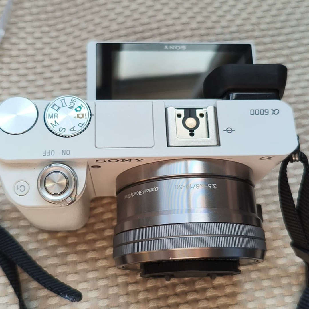 Sony A6000 24.3MP Camera w/ 16-50mm Lens [English Menu] - 98% New