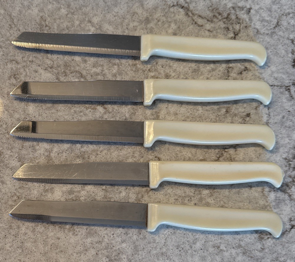 Vintage Set of 5 Quikut QUIKKLE White Handled Stainless Steak Knives Serrated