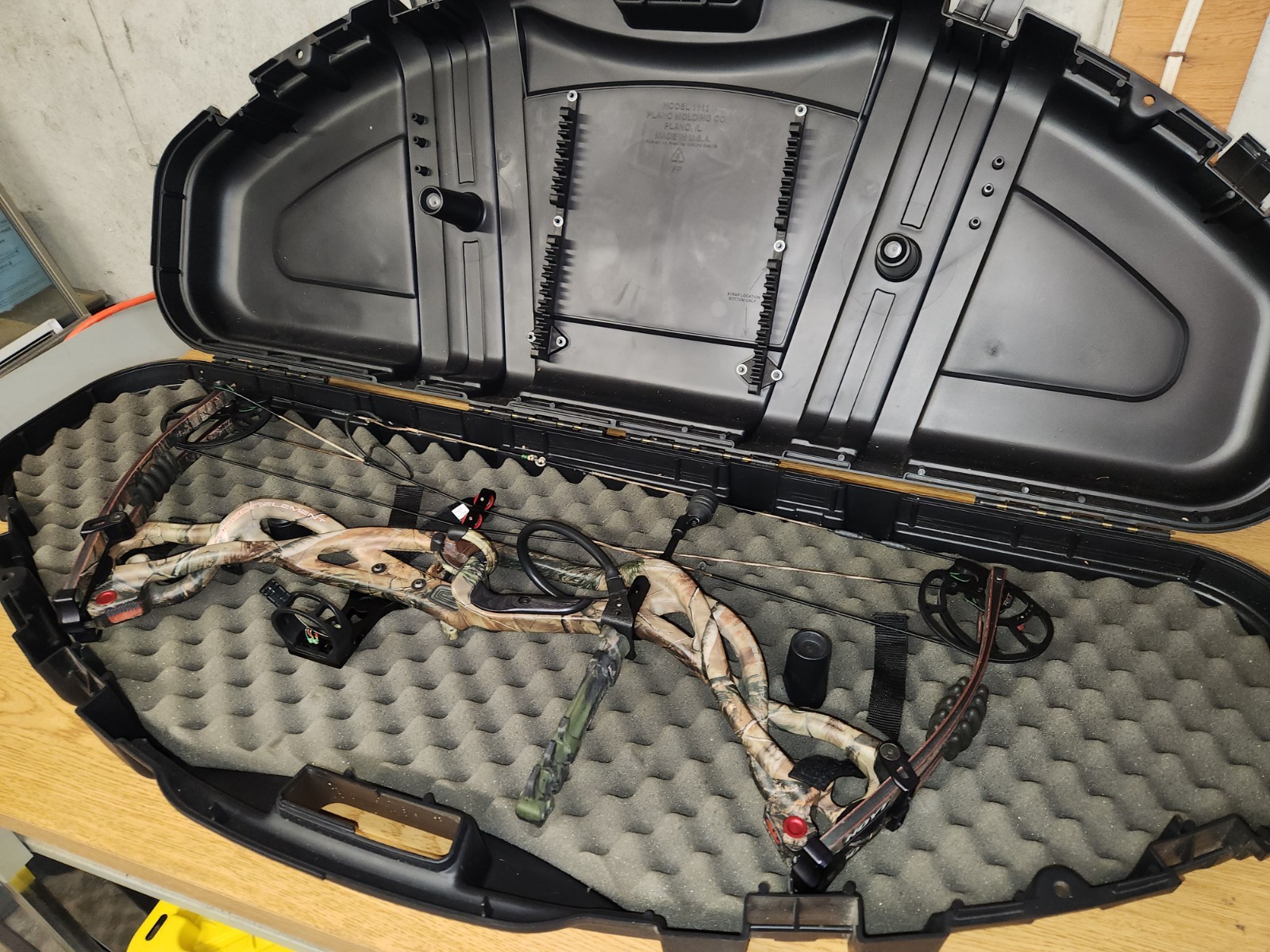 Hoyt Carbon Element RKT XTS with hard case.