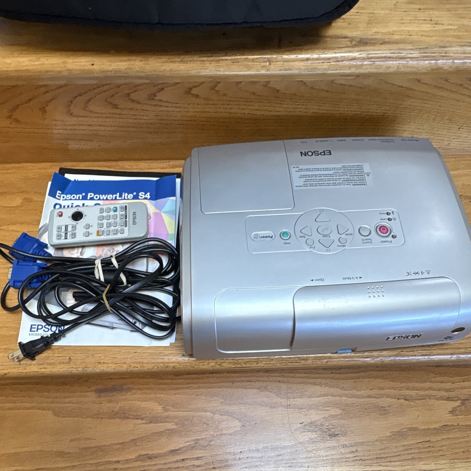 Epson PowerLite S4 3LCD 2000 ANSI 4:3 XGA Max VGA USB w/ Remote
