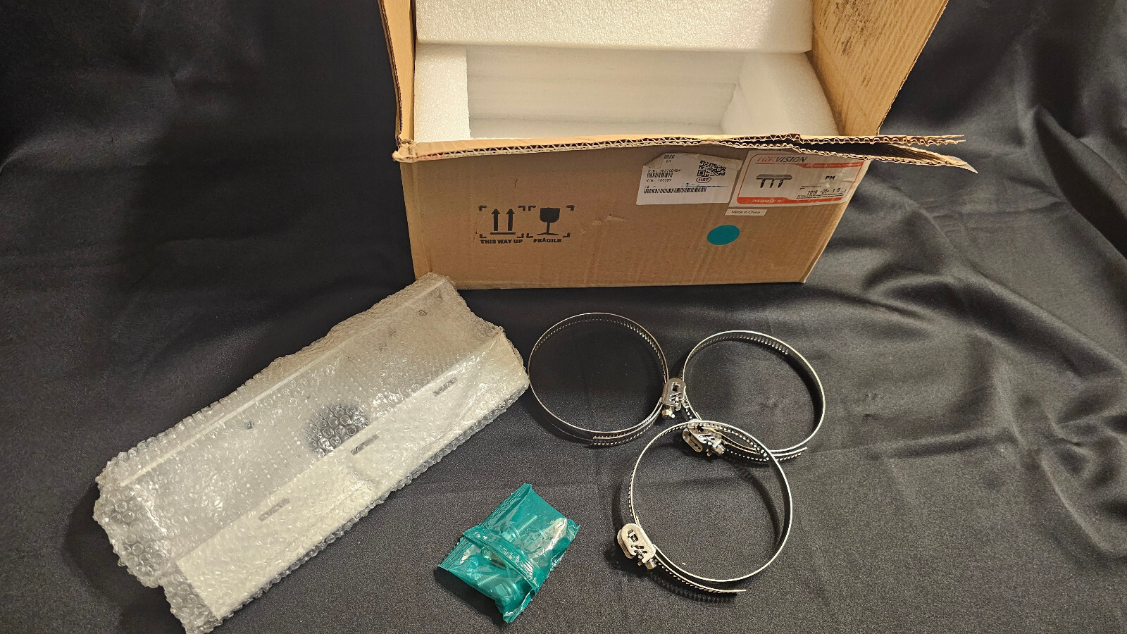 Hikvision PM Universal Pole Mount Adapter 302700454