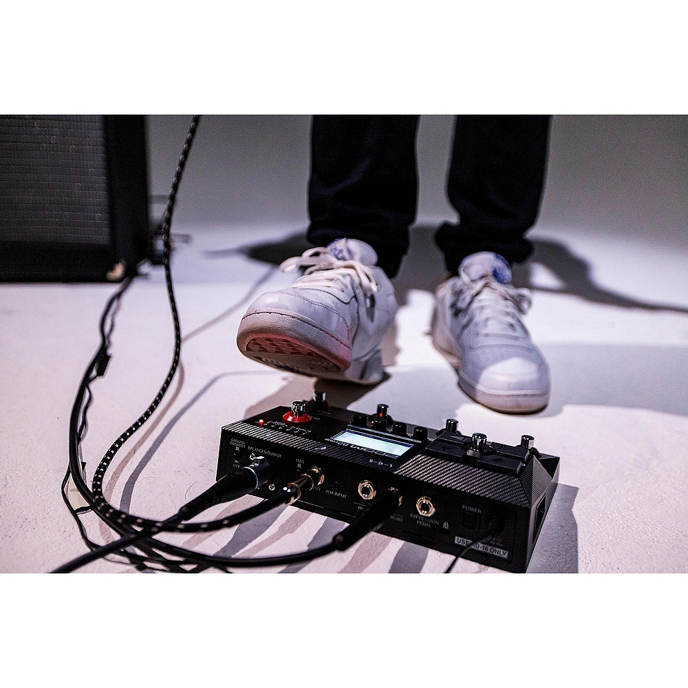Zoom B2 Four MultiEffects Processor for Bass Black