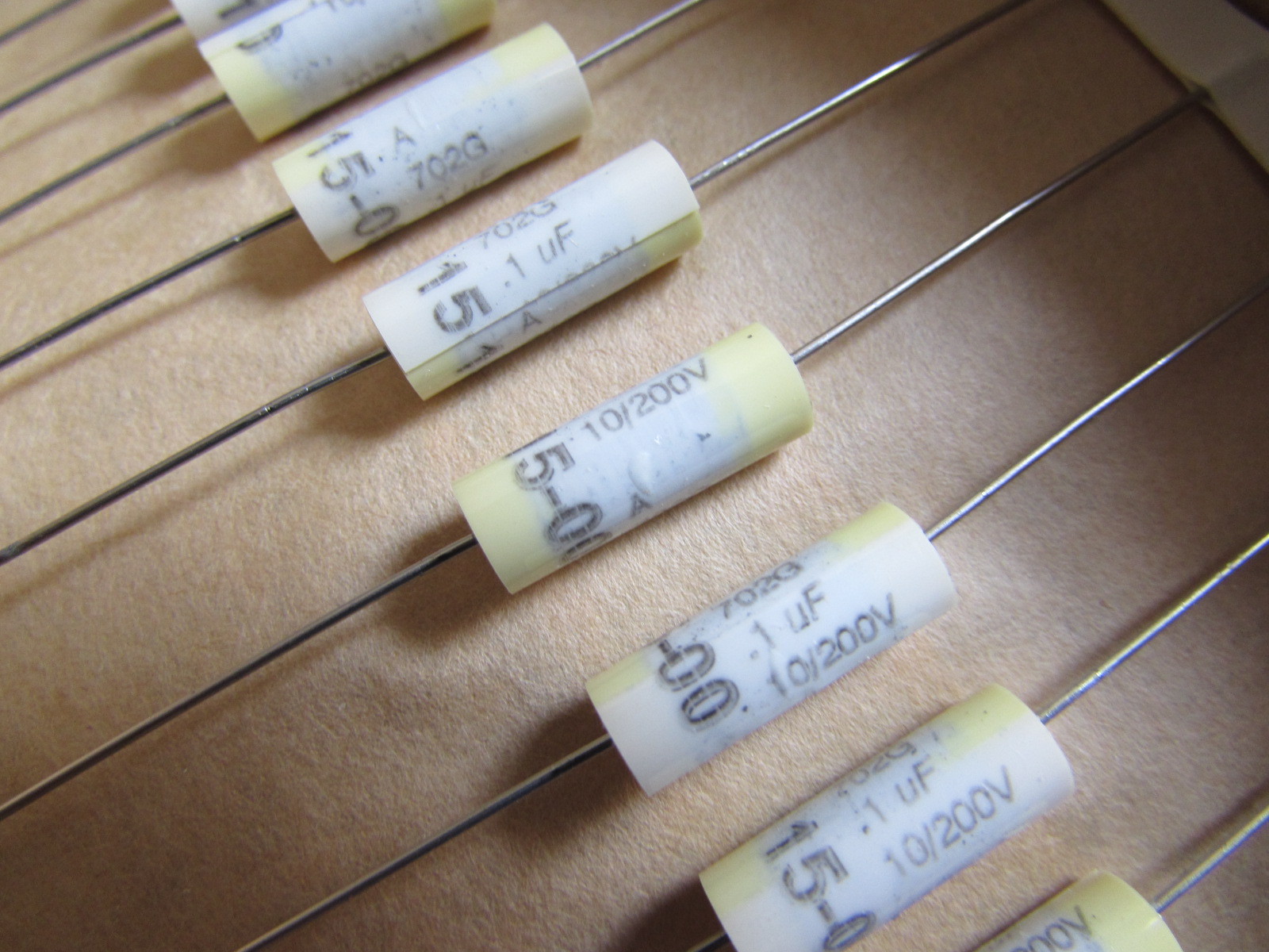0.1uF 10% 200V Aerovox AREM10420KDFOA0 Axial Film Capacitors NOS (4pcs) NOS USA