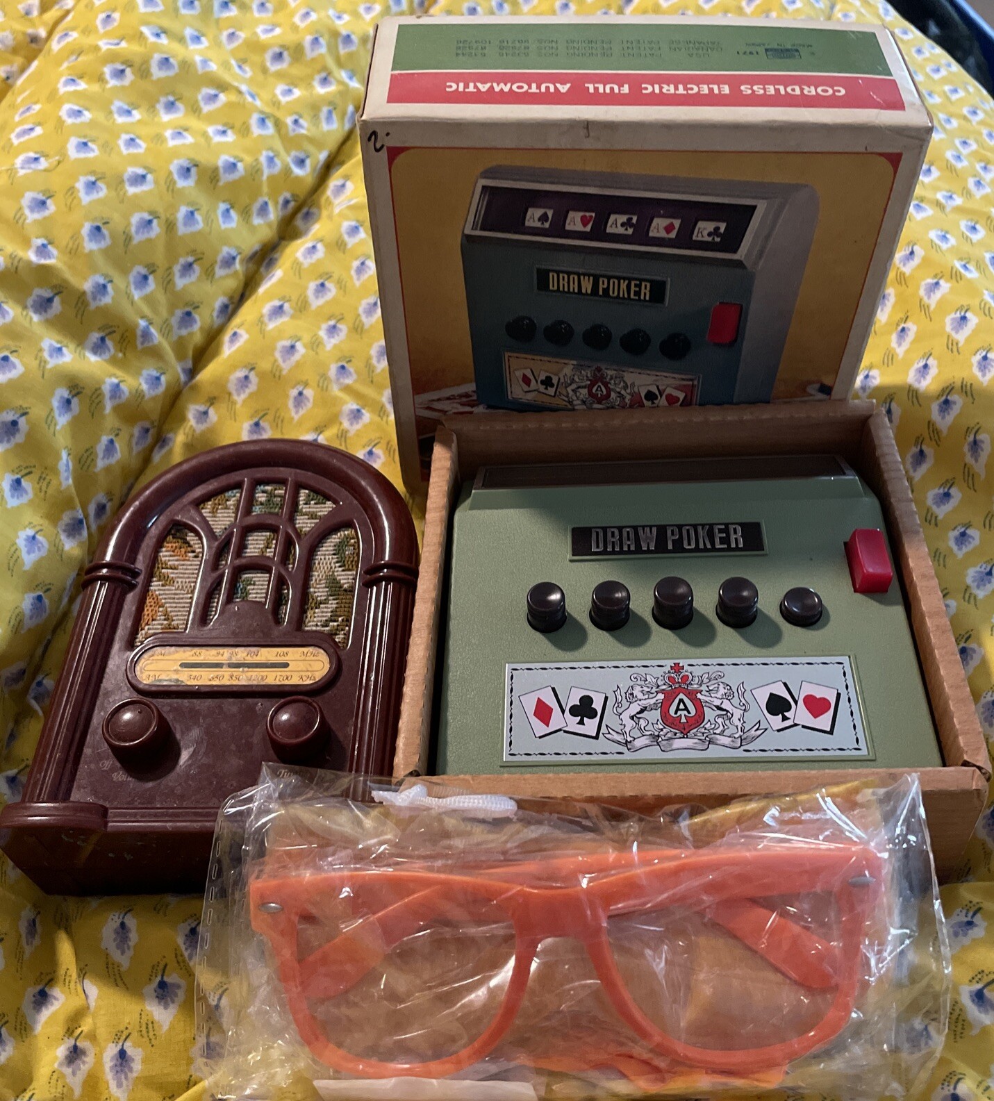 Lot Of 3 Draw Poker Old Radio And Glasses With Mask Fun Time. Christmas?