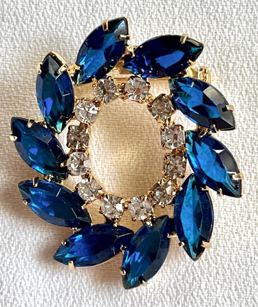 Vintage Exceptional Sparkly  Blue & Clear Rhinestone Classy Circle Pin #86-3