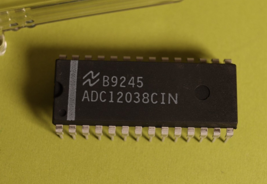 ADC12038CIN National Semiconductor NOS 12-bit A/D Converter 28 DIP