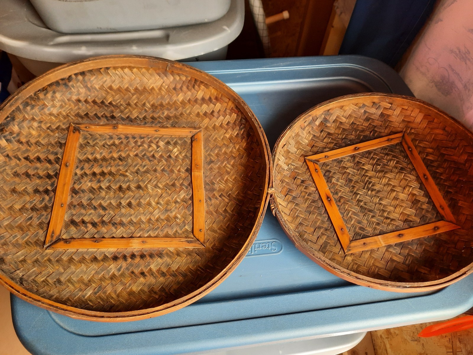 Set of two wall baskets