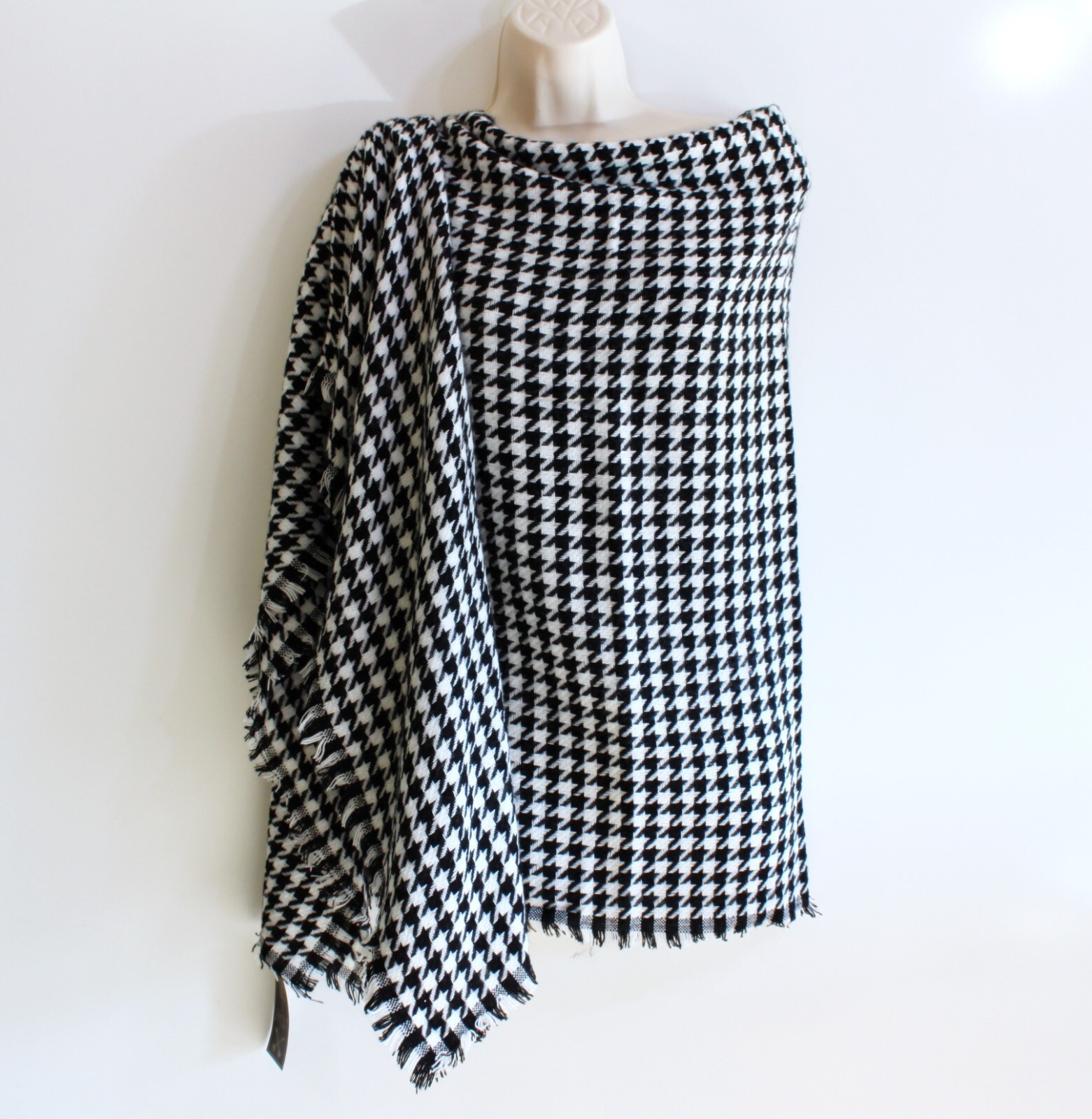 Twig & Arrow Women's Scarf One Size Black White Houndstooth Blanket Wrap Shawl