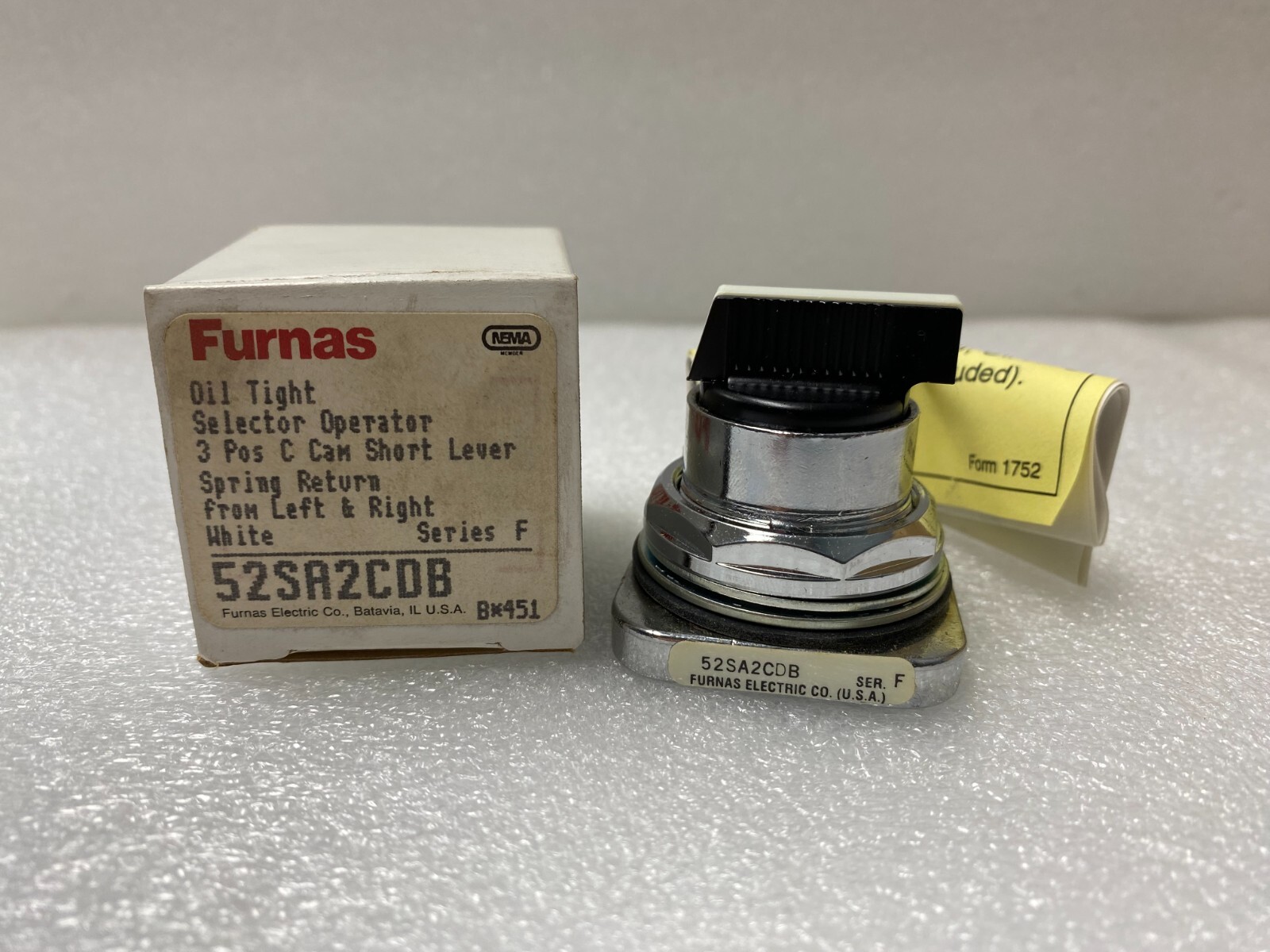 NEW FURNAS 52SA2CDB SELECTOR SWITCH OPERATOR 3 POSITION MAINTAINED NIB