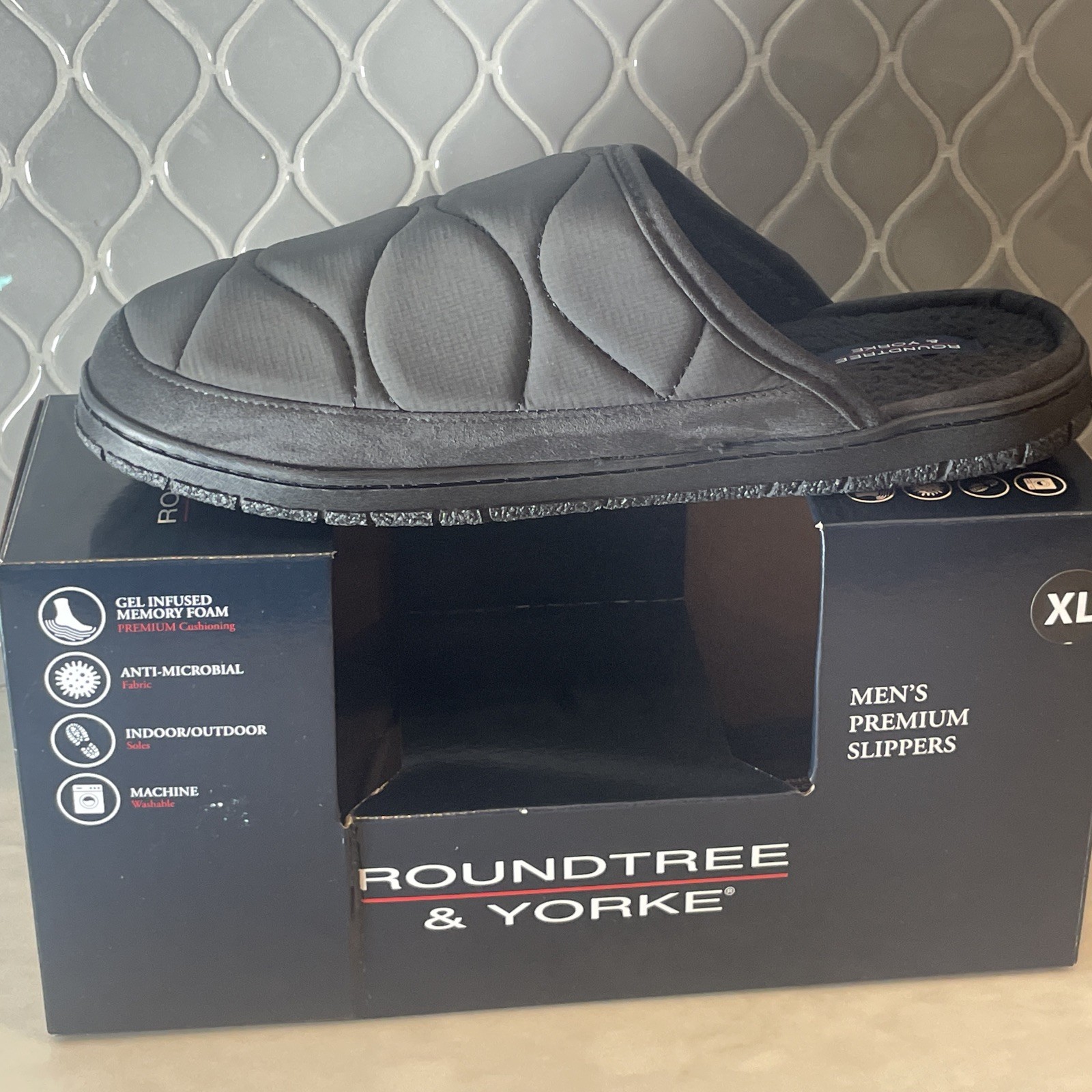 Roundtree & Yorke Men's black quilted slides scuffs slippers in/outdoor XL 13-14
