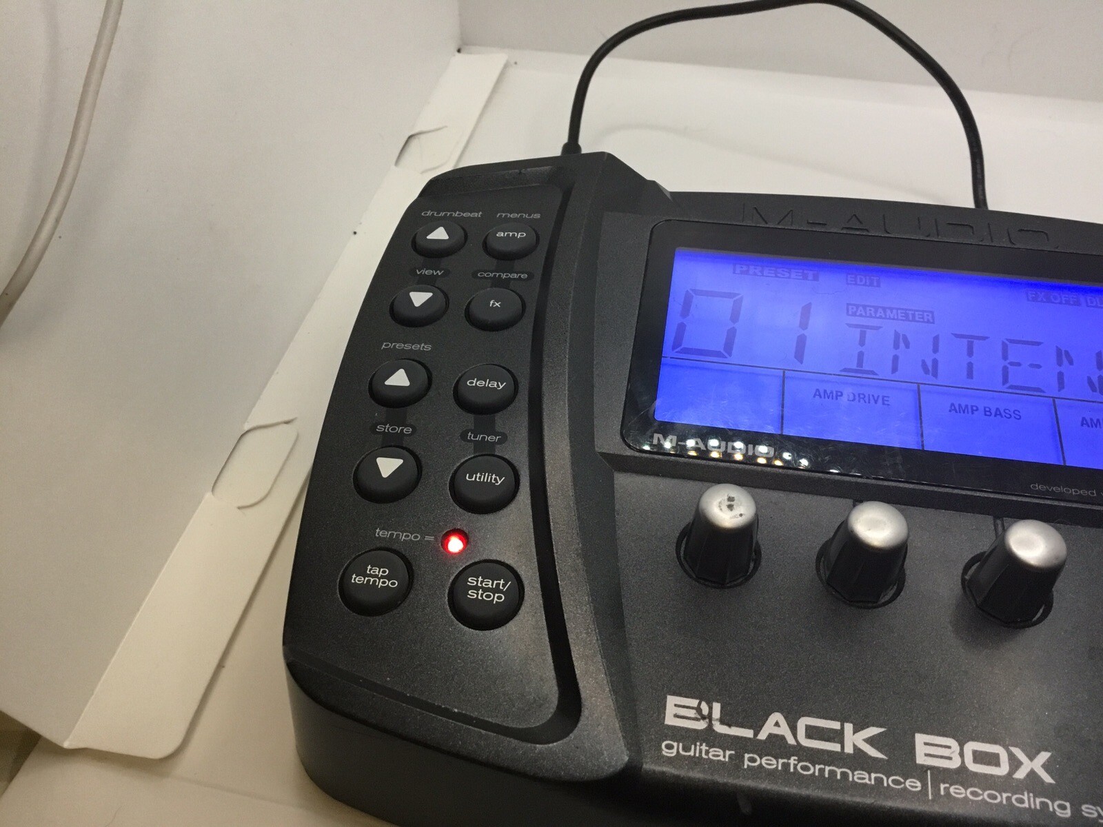 M-Audio Black Box Guitar Performance Recording Multi-Effect Wit Pedal Board Read
