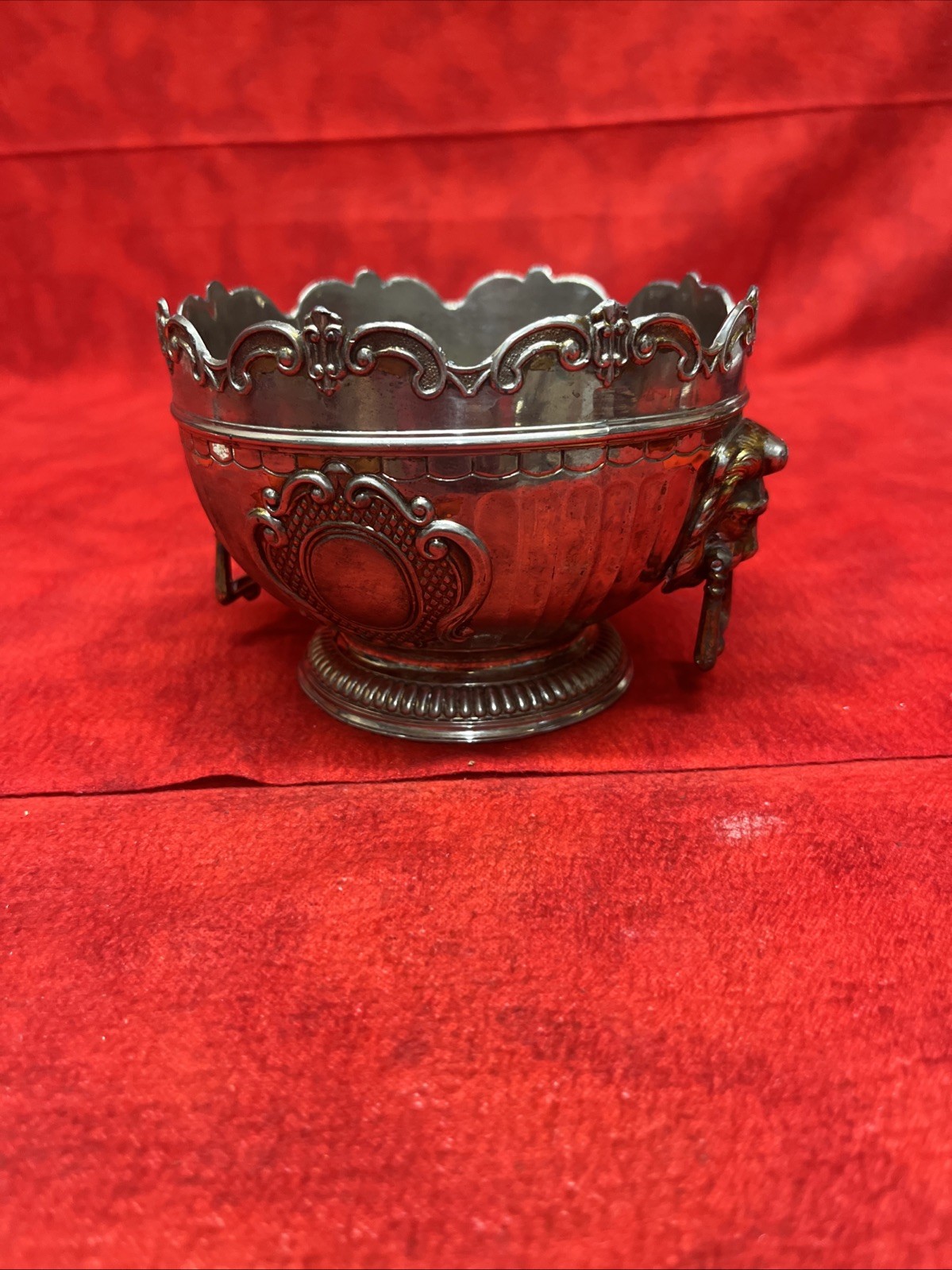 VINTAGE SILVER PLATED MONTEITH BOWL LION'S HEAD HANDLES